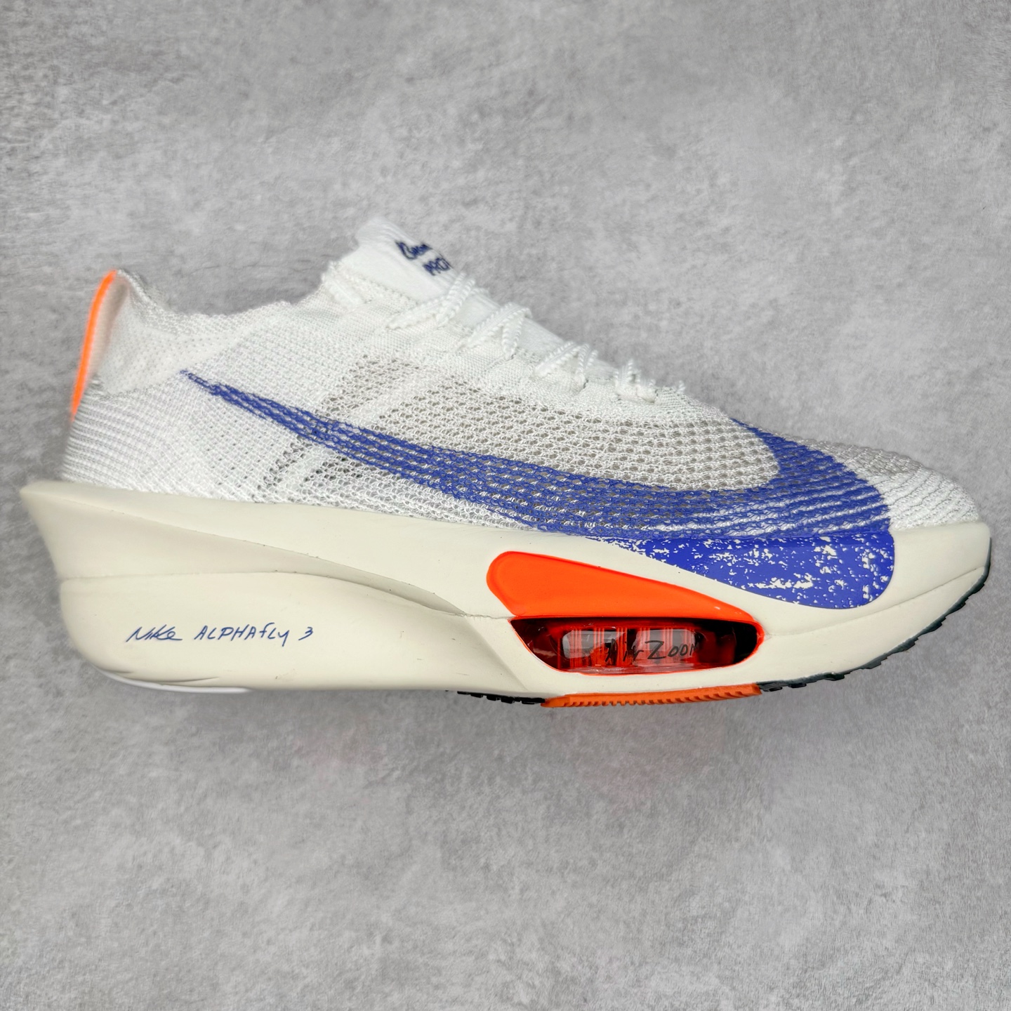 NK Air Zoom Alphafly NEXT% 3 2024全新马拉松超级跑鞋 有史以来最轻盈、测试次数最多的NK Alphafly 经过精英马拉松运动员的测试验证 并搭载Air Zoom气垫 旨在助力跑者实现突破 取得更佳的成绩 在开发过程中 Alphafly 3帮助耐克运动员凯尔文·基普图姆（Kelvin Kiptum）以2：00：35的成绩刷新了马拉松世界纪录 Alphafly的动力设计没有改变——Air Zoom气垫单元、Flyplate碳纤维板和ZoomX泡绵 但是整体系统的制作方法略有调整 优化和提升了对运动员的帮助 主要更新包括一体式鞋底 提供顺畅稳定的“后跟到脚趾”过渡；更宽的全长Flyplate碳纤维板提供稳定助推力 全新Fast Shot外底保证出色牵引力和抓地力 全新Atomknit 3.0鞋面提供更强的控制力、透气性和中足支撑力 尺码：36 36.5 37.5 38 38.5 39 40 40.5 41 42 42.5 43 44 44.5 45-选品中心