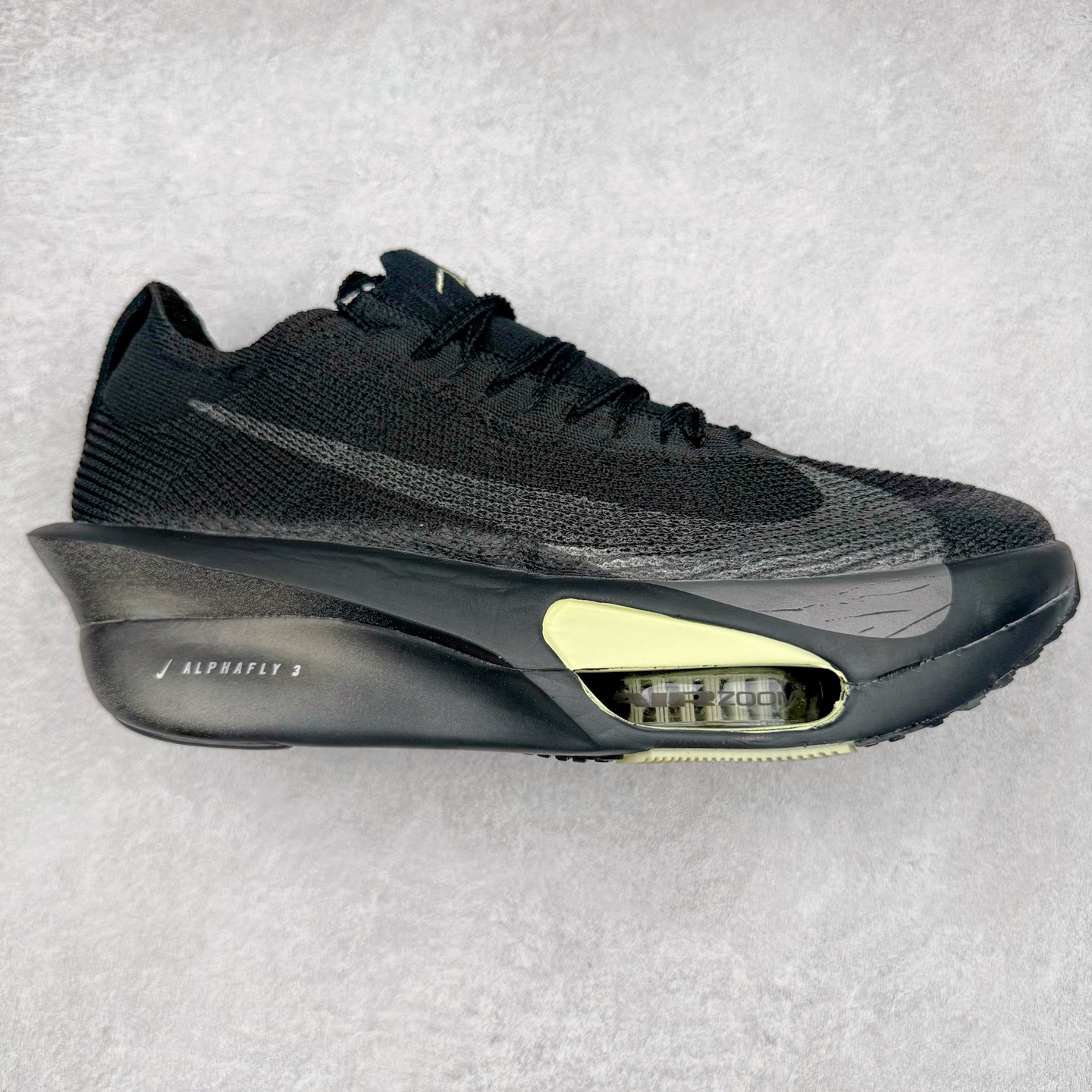 NK Air Zoom Alphafly NEXT% 3 2024全新马拉松超级跑鞋 有史以来最轻盈、测试次数最多的NK Alphafly 经过精英马拉松运动员的测试验证 并搭载Air Zoom气垫 旨在助力跑者实现突破 取得更佳的成绩 在开发过程中 Alphafly 3帮助耐克运动员凯尔文·基普图姆（Kelvin Kiptum）以2：00：35的成绩刷新了马拉松世界纪录 Alphafly的动力设计没有改变——Air Zoom气垫单元、Flyplate碳纤维板和ZoomX泡绵 但是整体系统的制作方法略有调整 优化和提升了对运动员的帮助 主要更新包括一体式鞋底 提供顺畅稳定的“后跟到脚趾”过渡；更宽的全长Flyplate碳纤维板提供稳定助推力 全新Fast Shot外底保证出色牵引力和抓地力 全新Atomknit 3.0鞋面提供更强的控制力、透气性和中足支撑力 尺码：36 36.5 37.5 38 38.5 39 40 40.5 41 42 42.5 43 44 44.5 45-选品中心
