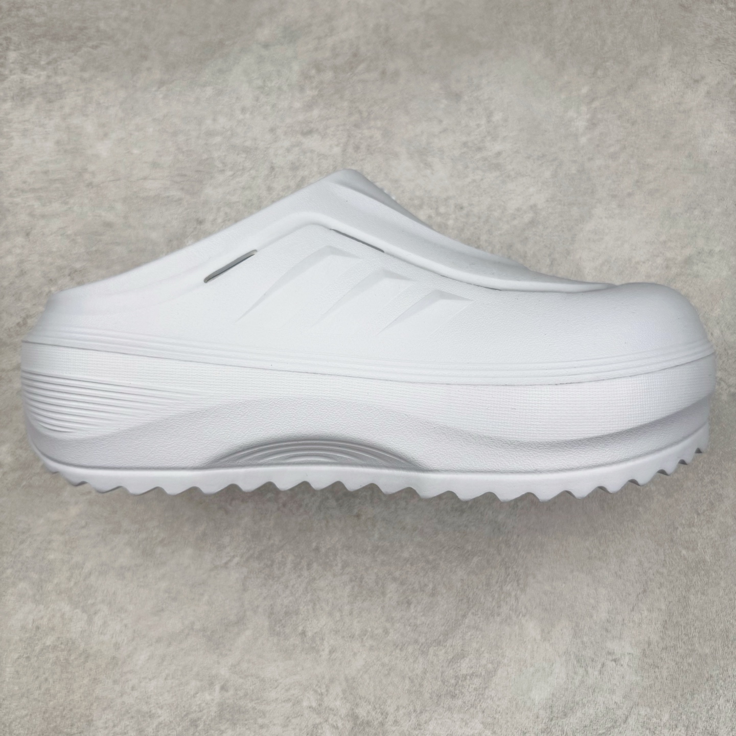 AD OZWAVE CLOG 舒适时尚防磨防滑包头洞洞鞋拖鞋 JR9273 设计灵感来源于经典复古鞋型 两侧三道杠、鞋面流畅的线条，勾勒出富有未来感的廓形。鞋面排布有透气孔，既保留了复古韵味，又不失夏日清凉。采用一脚蹬无鞋带的设计，像是户外涉水，城市通勤都能拿捏，并且也比较好打理。宽大的鞋底配合锯齿元素，极具造型感，满足防滑的同时，上脚也足够有辨识度。整双鞋是饱满的廓形轮廓，搭配厚底造型，除了对裤装有一定的承托作用，也有不俗的增高效果。尺码：36 36⅔ 37⅓ 38 38⅔ 39⅓ 40 40⅔ 41⅓ 42 42⅔ 43⅓ 44 45-选品中心