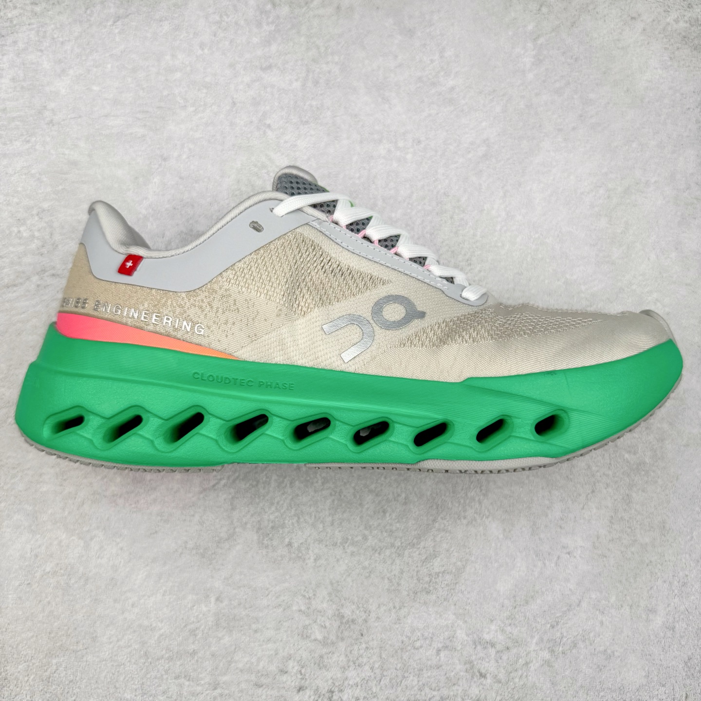 On昂跑 Cloudsurfer Next Wolf Honeydew 柔软舒适防滑耐磨低帮休闲跑步鞋 昂跑运动品牌 开创于2010年 缓震着陆、强效回弹、轻柔质感的设计构思始终是ON研制关键 与此同时基于“为全球提供革新性的跑步感受”信念 陆续推出了多款跑鞋及其以专业运动人体跑步工程学为设计关键的功能性跑步服饰设备 让跑者不费力气地畅快畅跑 尺码：36 36.5 37.5 38 38.5 39 40 40.5 41 42 42.5 43 44 44.5 45-选品中心