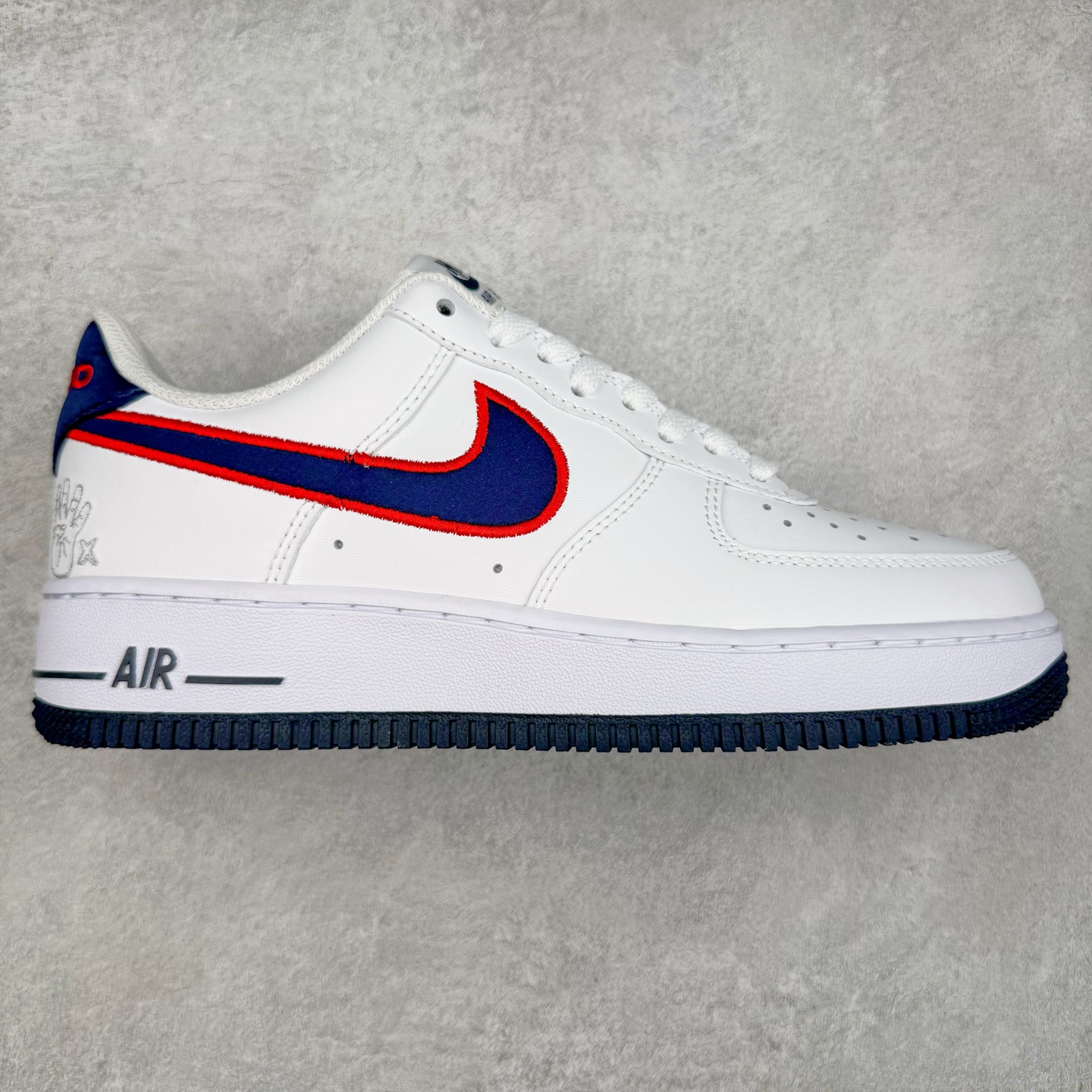 ＃XT纯原福利 NK Air Force 1´07 Low 空军一号低帮百搭休闲运动板鞋 顶级批次 2022全新楦头鞋型 鱼鳞大底 历时开发三个月 清洁度完美 二维码鞋标 内置芯片及solo气垫 大底高度及其弧度依照正品 钢印 logo刺绣 鞋口弧度 鞋头长度 鞋面冲孔 鞋垫背胶及钢印 完美鞋型对比正品 每一处都是细节满满 柔软、弹性十足的缓震性能和出色的中底设计 横跨复古与现代的外型结合 造就出风靡全球 三十多年的Force 1 直到今天还深受青睐 实拍调校N版已经零色差零失真 百分百还原实物色彩所见即所得 不存在货不对板色差等低级问题 选购参考实物拍摄 不混卖不参货 只用心做好货严格选品 承诺混一赔十 尺码：36 36.5 37.5 38 38.5 39 40 40.5 41 42 42.5 43 44 44.5 45-选品中心