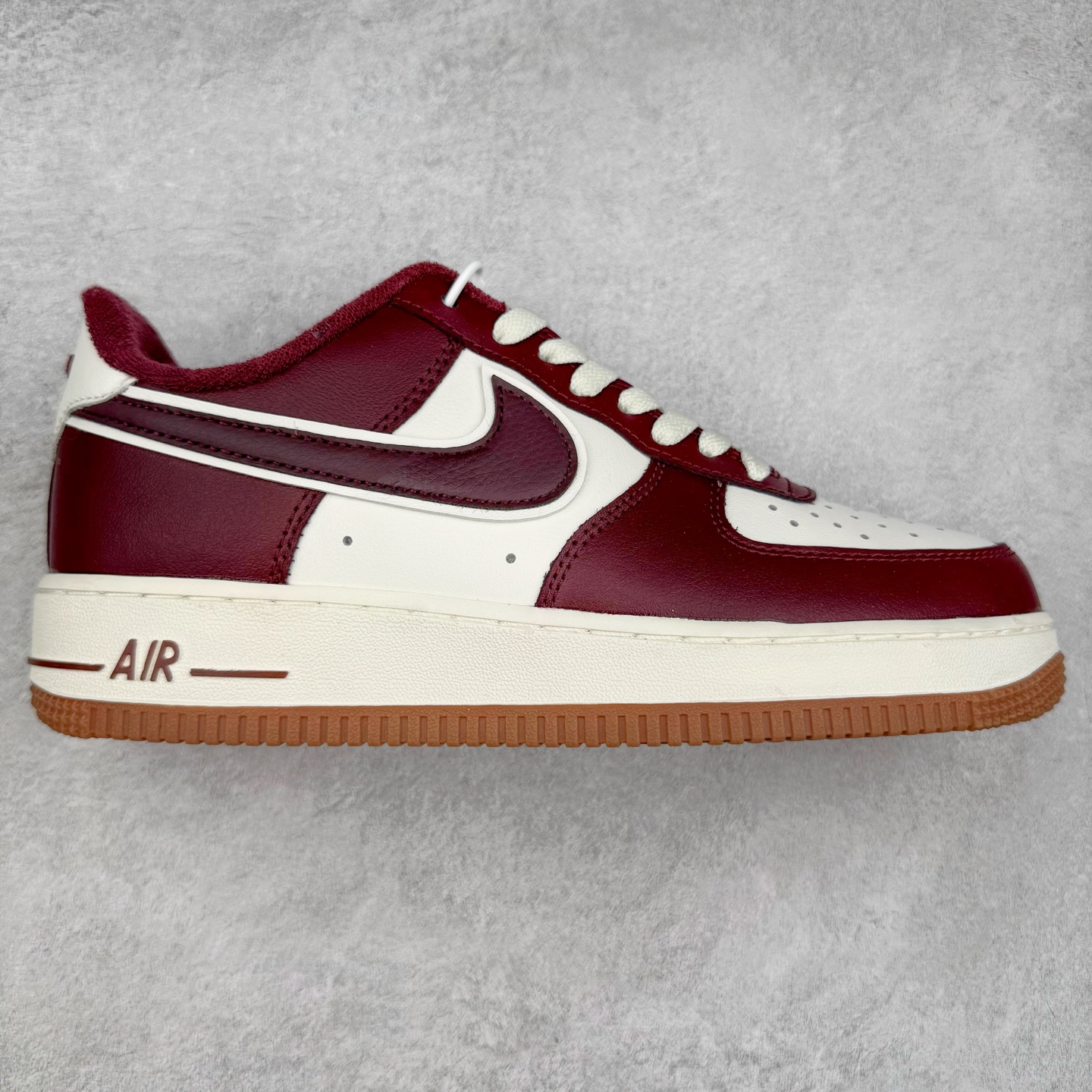 图片[6]-＃XT纯原福利 NK Air Force 1´07 Low 空军一号低帮百搭休闲运动板鞋 顶级批次 2022全新楦头鞋型 鱼鳞大底 历时开发三个月 清洁度完美 二维码鞋标 内置芯片及solo气垫 大底高度及其弧度依照正品 钢印 logo刺绣 鞋口弧度 鞋头长度 鞋面冲孔 鞋垫背胶及钢印 完美鞋型对比正品 每一处都是细节满满 柔软、弹性十足的缓震性能和出色的中底设计 横跨复古与现代的外型结合 造就出风靡全球 三十多年的Force 1 直到今天还深受青睐 实拍调校N版已经零色差零失真 百分百还原实物色彩所见即所得 不存在货不对板色差等低级问题 选购参考实物拍摄 不混卖不参货 只用心做好货严格选品 承诺混一赔十 尺码：36 36.5 37.5 38 38.5 39 40 40.5 41 42 42.5 43 44 44.5 45-选品中心