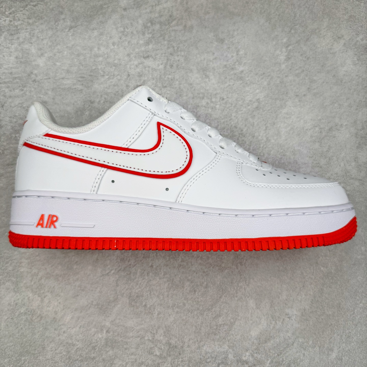 ＃XT纯原福利 NK Air Force 1´07 Low 空军一号低帮百搭休闲运动板鞋 顶级批次 2022全新楦头鞋型 鱼鳞大底 历时开发三个月 清洁度完美 二维码鞋标 内置芯片及solo气垫 大底高度及其弧度依照正品 钢印 logo刺绣 鞋口弧度 鞋头长度 鞋面冲孔 鞋垫背胶及钢印 完美鞋型对比正品 每一处都是细节满满 柔软、弹性十足的缓震性能和出色的中底设计 横跨复古与现代的外型结合 造就出风靡全球 三十多年的Force 1 直到今天还深受青睐 实拍调校N版已经零色差零失真 百分百还原实物色彩所见即所得 不存在货不对板色差等低级问题 选购参考实物拍摄 不混卖不参货 只用心做好货严格选品 承诺混一赔十 尺码：36 36.5 37.5 38 38.5 39 40 40.5 41 42 42.5 43 44 44.5 45-选品中心