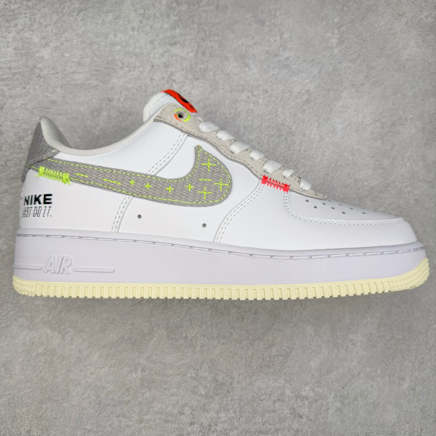 ＃XT纯原福利 NK Air Force 1´07 Low 空军一号低帮百搭休闲运动板鞋 顶级批次 2022全新楦头鞋型 鱼鳞大底 历时开发三个月 清洁度完美 二维码鞋标 内置芯片及solo气垫 大底高度及其弧度依照正品 钢印 logo刺绣 鞋口弧度 鞋头长度 鞋面冲孔 鞋垫背胶及钢印 完美鞋型对比正品 每一处都是细节满满 柔软、弹性十足的缓震性能和出色的中底设计 横跨复古与现代的外型结合 造就出风靡全球 三十多年的Force 1 直到今天还深受青睐 实拍调校N版已经零色差零失真 百分百还原实物色彩所见即所得 不存在货不对板色差等低级问题 选购参考实物拍摄 不混卖不参货 只用心做好货严格选品 承诺混一赔十 尺码：36 36.5 37.5 38 38.5 39 40 40.5 41 42 42.5 43 44 44.5 45-选品中心