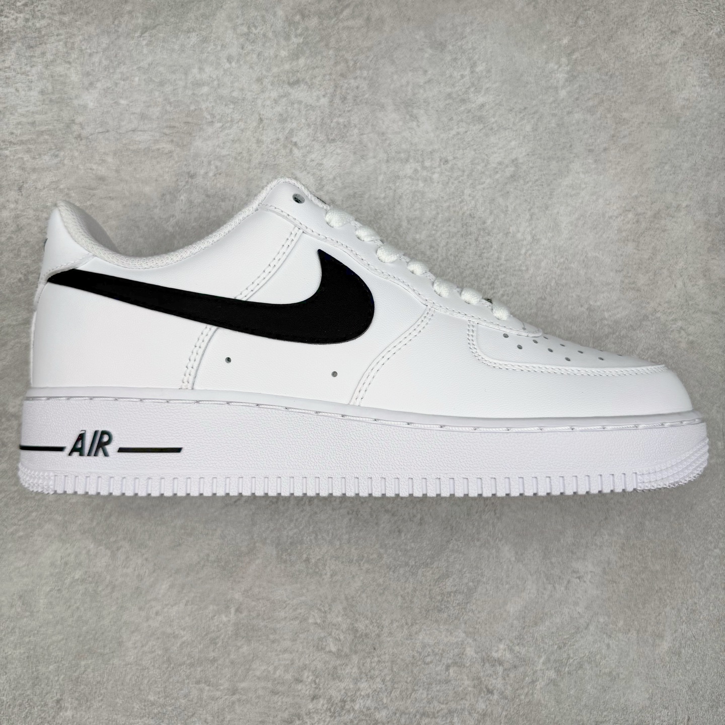 ＃XT纯原福利 NK Air Force 1´07 Low 空军一号低帮百搭休闲运动板鞋 顶级批次 2022全新楦头鞋型 鱼鳞大底 历时开发三个月 清洁度完美 二维码鞋标 内置芯片及solo气垫 大底高度及其弧度依照正品 钢印 logo刺绣 鞋口弧度 鞋头长度 鞋面冲孔 鞋垫背胶及钢印 完美鞋型对比正品 每一处都是细节满满 柔软、弹性十足的缓震性能和出色的中底设计 横跨复古与现代的外型结合 造就出风靡全球 三十多年的Force 1 直到今天还深受青睐 实拍调校N版已经零色差零失真 百分百还原实物色彩所见即所得 不存在货不对板色差等低级问题 选购参考实物拍摄 不混卖不参货 只用心做好货严格选品 承诺混一赔十 尺码：36 36.5 37.5 38 38.5 39 40 40.5 41 42 42.5 43 44 44.5 45-选品中心