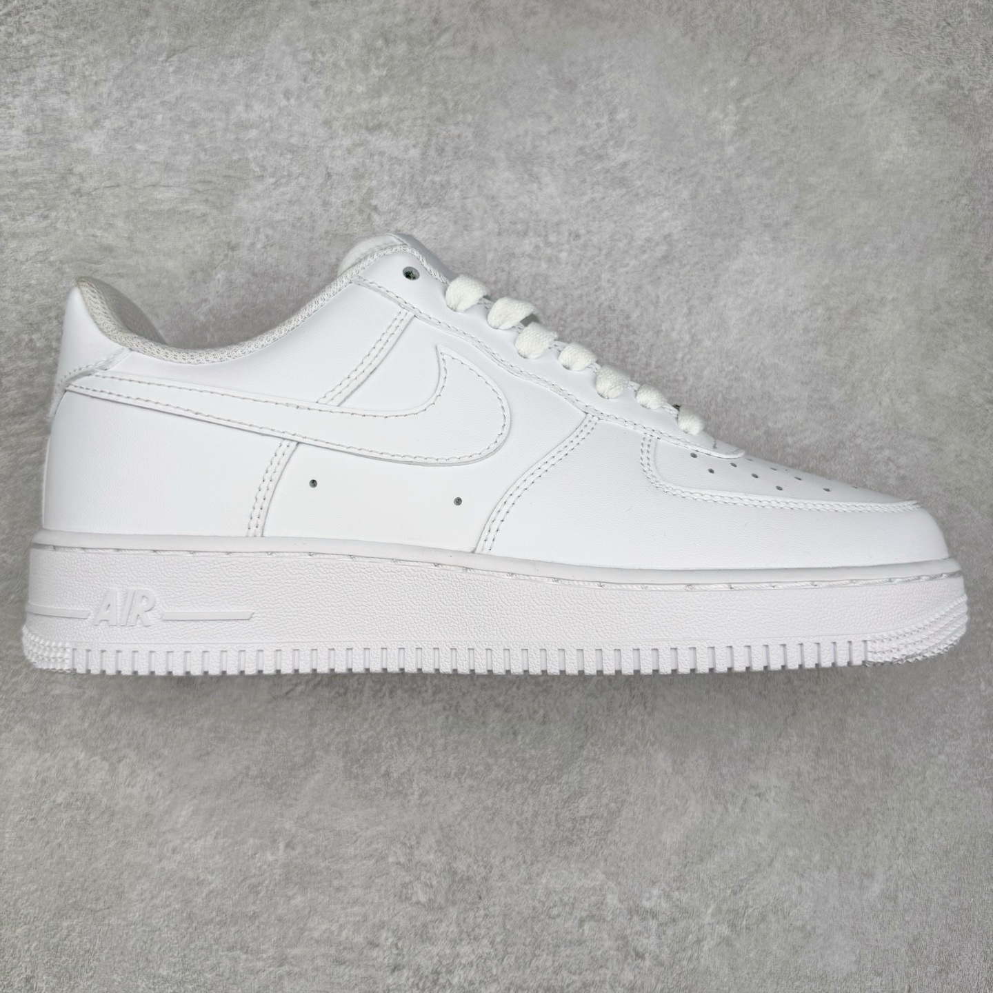 图片[8]-＃XT纯原福利 NK Air Force 1´07 Low 空军一号低帮百搭休闲运动板鞋 顶级批次 2022全新楦头鞋型 鱼鳞大底 历时开发三个月 清洁度完美 二维码鞋标 内置芯片及solo气垫 大底高度及其弧度依照正品 钢印 logo刺绣 鞋口弧度 鞋头长度 鞋面冲孔 鞋垫背胶及钢印 完美鞋型对比正品 每一处都是细节满满 柔软、弹性十足的缓震性能和出色的中底设计 横跨复古与现代的外型结合 造就出风靡全球 三十多年的Force 1 直到今天还深受青睐 实拍调校N版已经零色差零失真 百分百还原实物色彩所见即所得 不存在货不对板色差等低级问题 选购参考实物拍摄 不混卖不参货 只用心做好货严格选品 承诺混一赔十 尺码：36 36.5 37.5 38 38.5 39 40 40.5 41 42 42.5 43 44 44.5 45-选品中心