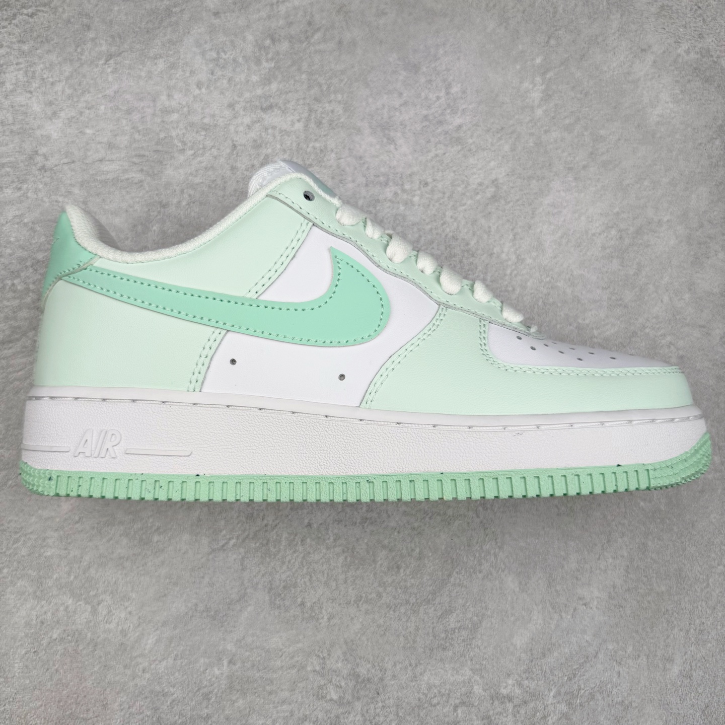 ＃XT纯原福利 NK Air Force 1´07 Low 空军一号低帮百搭休闲运动板鞋 顶级批次 2022全新楦头鞋型 鱼鳞大底 历时开发三个月 清洁度完美 二维码鞋标 内置芯片及solo气垫 大底高度及其弧度依照正品 钢印 logo刺绣 鞋口弧度 鞋头长度 鞋面冲孔 鞋垫背胶及钢印 完美鞋型对比正品 每一处都是细节满满 柔软、弹性十足的缓震性能和出色的中底设计 横跨复古与现代的外型结合 造就出风靡全球 三十多年的Force 1 直到今天还深受青睐 实拍调校N版已经零色差零失真 百分百还原实物色彩所见即所得 不存在货不对板色差等低级问题 选购参考实物拍摄 不混卖不参货 只用心做好货严格选品 承诺混一赔十 尺码：36 36.5 37.5 38 38.5 39 40 40.5 41 42 42.5 43 44 44.5 45-选品中心