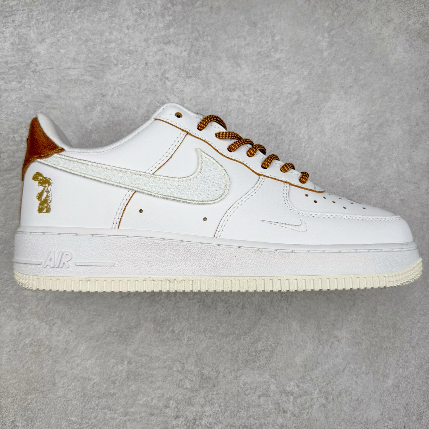 ＃XT纯原福利 NK Air Force 1´07 Low 空军一号低帮百搭休闲运动板鞋 顶级批次 2022全新楦头鞋型 鱼鳞大底 历时开发三个月 清洁度完美 二维码鞋标 内置芯片及solo气垫 大底高度及其弧度依照正品 钢印 logo刺绣 鞋口弧度 鞋头长度 鞋面冲孔 鞋垫背胶及钢印 完美鞋型对比正品 每一处都是细节满满 柔软、弹性十足的缓震性能和出色的中底设计 横跨复古与现代的外型结合 造就出风靡全球 三十多年的Force 1 直到今天还深受青睐 实拍调校N版已经零色差零失真 百分百还原实物色彩所见即所得 不存在货不对板色差等低级问题 选购参考实物拍摄 不混卖不参货 只用心做好货严格选品 承诺混一赔十 尺码：36 36.5 37.5 38 38.5 39 40 40.5 41 42 42.5 43 44 44.5 45-选品中心