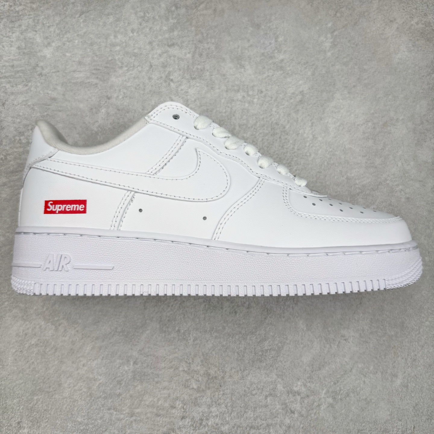 ＃XT纯原福利 NK Air Force 1´07 Low 空军一号低帮百搭休闲运动板鞋 顶级批次 2022全新楦头鞋型 鱼鳞大底 历时开发三个月 清洁度完美 二维码鞋标 内置芯片及solo气垫 大底高度及其弧度依照正品 钢印 logo刺绣 鞋口弧度 鞋头长度 鞋面冲孔 鞋垫背胶及钢印 完美鞋型对比正品 每一处都是细节满满 柔软、弹性十足的缓震性能和出色的中底设计 横跨复古与现代的外型结合 造就出风靡全球 三十多年的Force 1 直到今天还深受青睐 实拍调校N版已经零色差零失真 百分百还原实物色彩所见即所得 不存在货不对板色差等低级问题 选购参考实物拍摄 不混卖不参货 只用心做好货严格选品 承诺混一赔十 尺码：36 36.5 37.5 38 38.5 39 40 40.5 41 42 42.5 43 44 44.5 45-选品中心