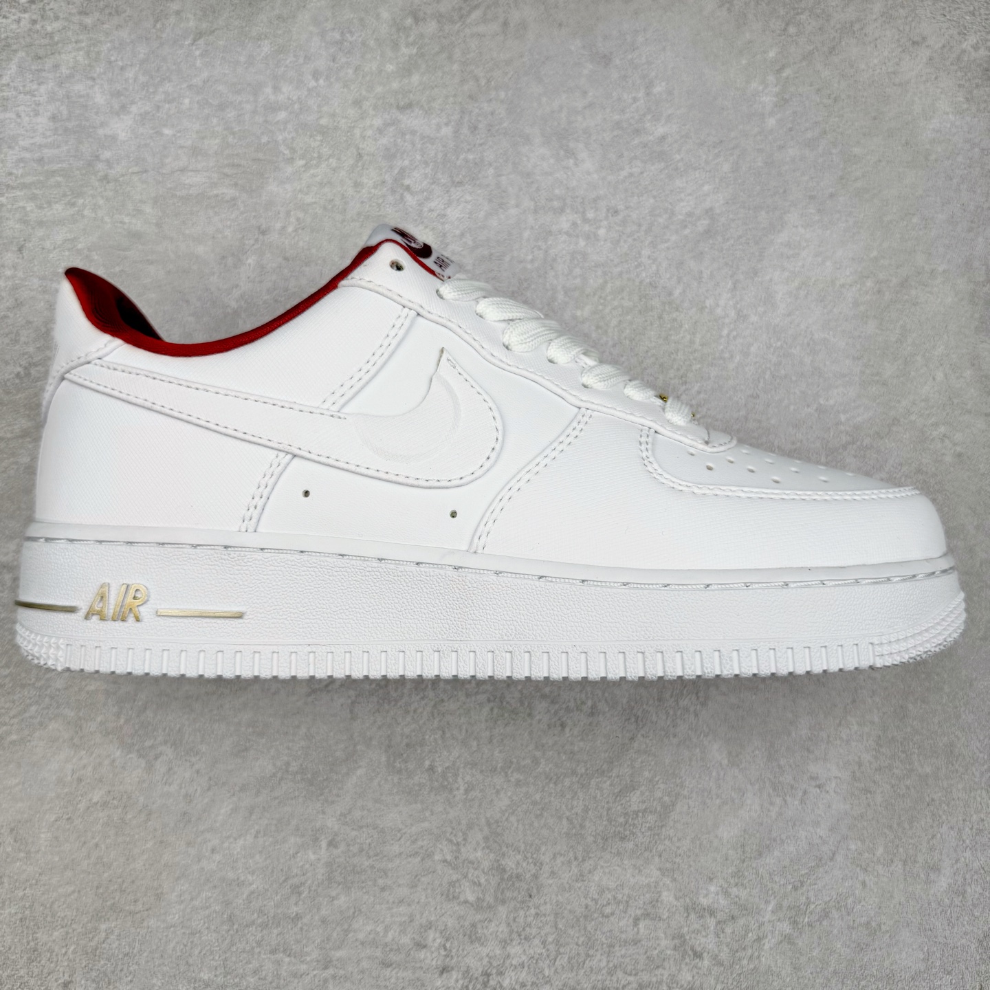 ＃XT纯原福利 NK Air Force 1´07 Low 空军一号低帮百搭休闲运动板鞋 顶级批次 2022全新楦头鞋型 鱼鳞大底 历时开发三个月 清洁度完美 二维码鞋标 内置芯片及solo气垫 大底高度及其弧度依照正品 钢印 logo刺绣 鞋口弧度 鞋头长度 鞋面冲孔 鞋垫背胶及钢印 完美鞋型对比正品 每一处都是细节满满 柔软、弹性十足的缓震性能和出色的中底设计 横跨复古与现代的外型结合 造就出风靡全球 三十多年的Force 1 直到今天还深受青睐 实拍调校N版已经零色差零失真 百分百还原实物色彩所见即所得 不存在货不对板色差等低级问题 选购参考实物拍摄 不混卖不参货 只用心做好货严格选品 承诺混一赔十 尺码：36 36.5 37.5 38 38.5 39 40 40.5 41 42 42.5 43 44 44.5 45-选品中心