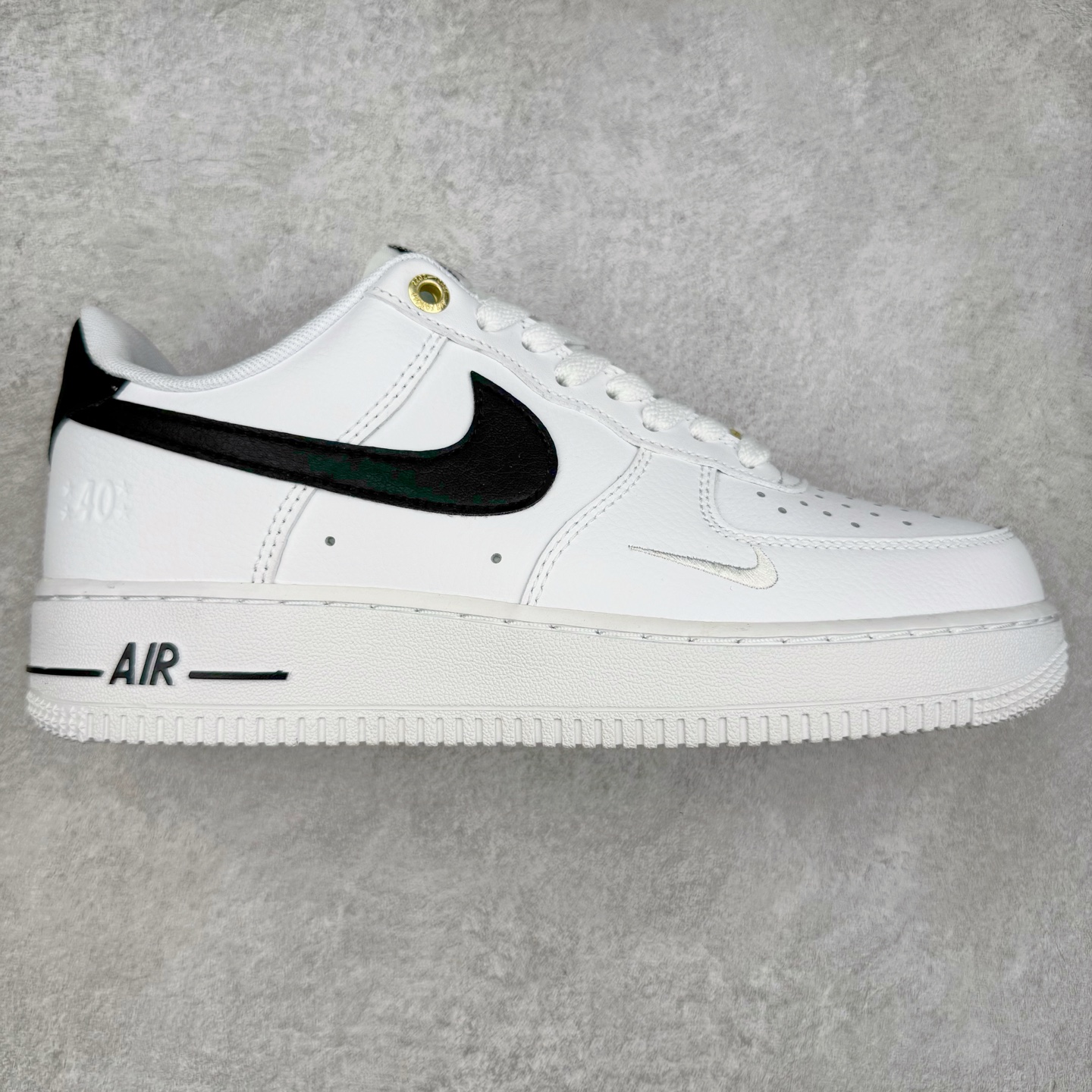 ＃XT纯原福利 NK Air Force 1´07 Low 空军一号低帮百搭休闲运动板鞋 顶级批次 2022全新楦头鞋型 鱼鳞大底 历时开发三个月 清洁度完美 二维码鞋标 内置芯片及solo气垫 大底高度及其弧度依照正品 钢印 logo刺绣 鞋口弧度 鞋头长度 鞋面冲孔 鞋垫背胶及钢印 完美鞋型对比正品 每一处都是细节满满 柔软、弹性十足的缓震性能和出色的中底设计 横跨复古与现代的外型结合 造就出风靡全球 三十多年的Force 1 直到今天还深受青睐 实拍调校N版已经零色差零失真 百分百还原实物色彩所见即所得 不存在货不对板色差等低级问题 选购参考实物拍摄 不混卖不参货 只用心做好货严格选品 承诺混一赔十 尺码：36 36.5 37.5 38 38.5 39 40 40.5 41 42 42.5 43 44 44.5 45-选品中心