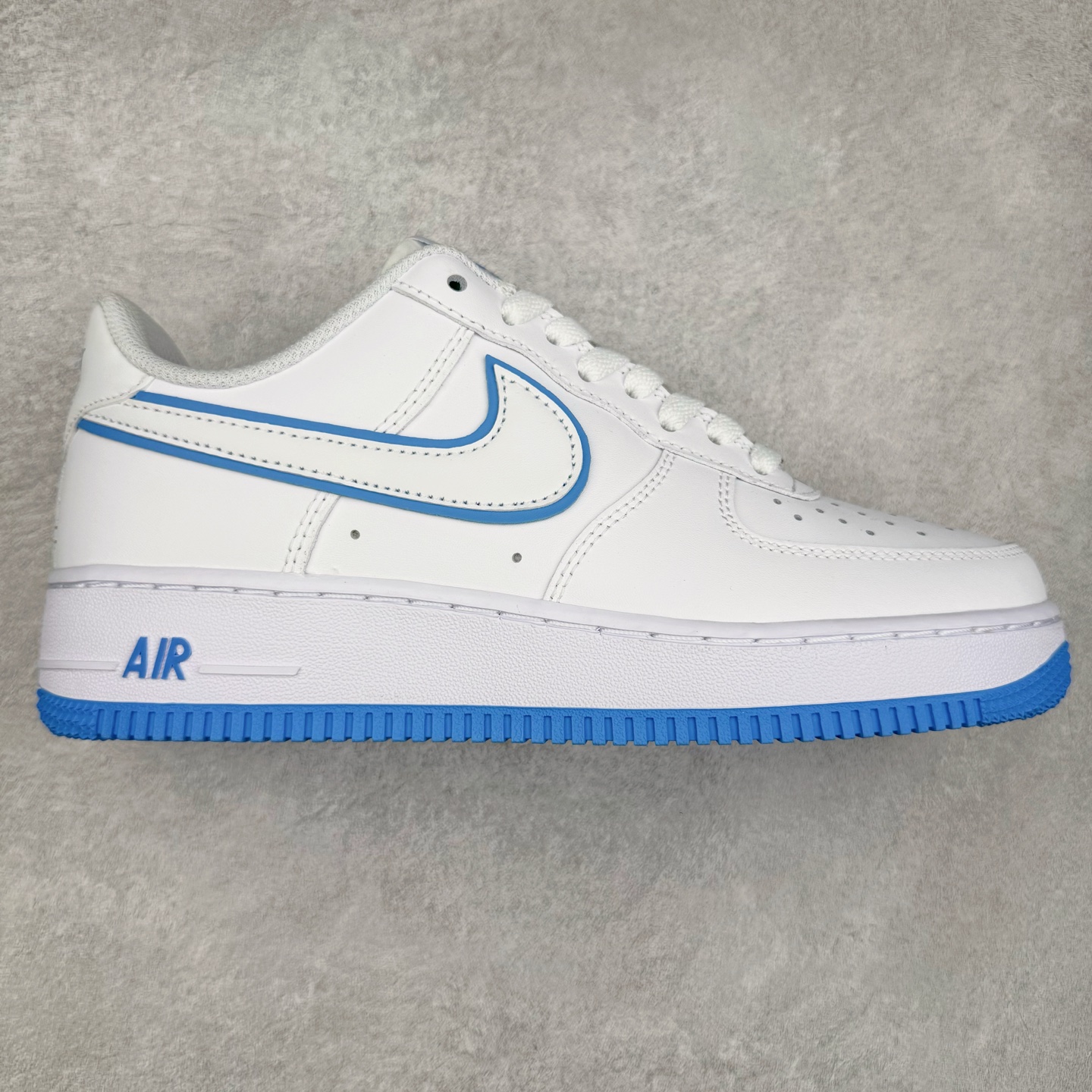 ＃XT纯原福利 NK Air Force 1´07 Low 空军一号低帮百搭休闲运动板鞋 顶级批次 2022全新楦头鞋型 鱼鳞大底 历时开发三个月 清洁度完美 二维码鞋标 内置芯片及solo气垫 大底高度及其弧度依照正品 钢印 logo刺绣 鞋口弧度 鞋头长度 鞋面冲孔 鞋垫背胶及钢印 完美鞋型对比正品 每一处都是细节满满 柔软、弹性十足的缓震性能和出色的中底设计 横跨复古与现代的外型结合 造就出风靡全球 三十多年的Force 1 直到今天还深受青睐 实拍调校N版已经零色差零失真 百分百还原实物色彩所见即所得 不存在货不对板色差等低级问题 选购参考实物拍摄 不混卖不参货 只用心做好货严格选品 承诺混一赔十 尺码：36 36.5 37.5 38 38.5 39 40 40.5 41 42 42.5 43 44 44.5 45-选品中心