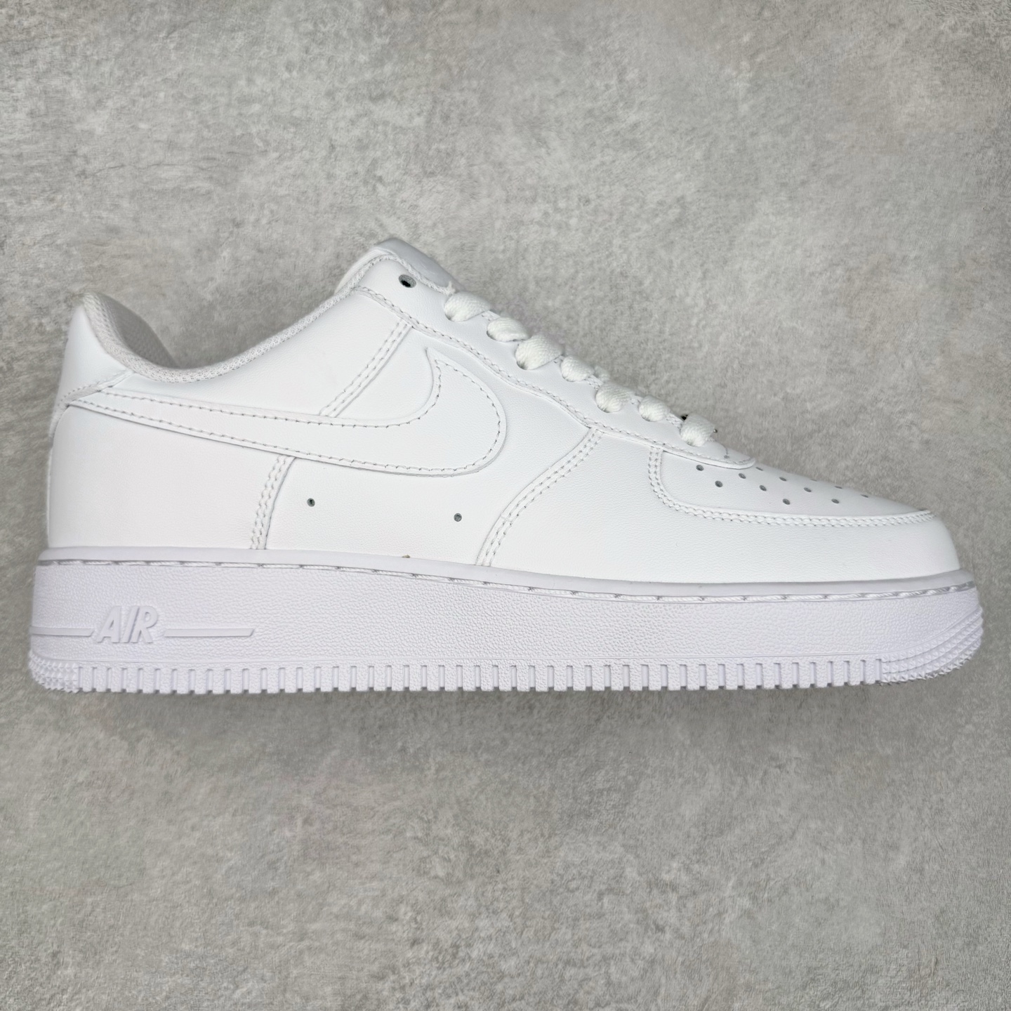 图片[3]-＃XT纯原福利 NK Air Force 1´07 Low 空军一号低帮百搭休闲运动板鞋 顶级批次 2022全新楦头鞋型 鱼鳞大底 历时开发三个月 清洁度完美 二维码鞋标 内置芯片及solo气垫 大底高度及其弧度依照正品 钢印 logo刺绣 鞋口弧度 鞋头长度 鞋面冲孔 鞋垫背胶及钢印 完美鞋型对比正品 每一处都是细节满满 柔软、弹性十足的缓震性能和出色的中底设计 横跨复古与现代的外型结合 造就出风靡全球 三十多年的Force 1 直到今天还深受青睐 实拍调校N版已经零色差零失真 百分百还原实物色彩所见即所得 不存在货不对板色差等低级问题 选购参考实物拍摄 不混卖不参货 只用心做好货严格选品 承诺混一赔十 尺码：36 36.5 37.5 38 38.5 39 40 40.5 41 42 42.5 43 44 44.5 45-选品中心