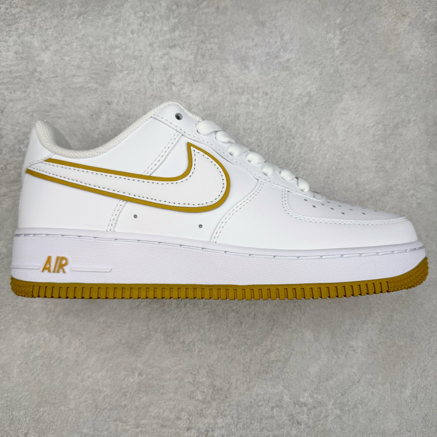 图片[7]-＃XT纯原福利 NK Air Force 1´07 Low 空军一号低帮百搭休闲运动板鞋 顶级批次 2022全新楦头鞋型 鱼鳞大底 历时开发三个月 清洁度完美 二维码鞋标 内置芯片及solo气垫 大底高度及其弧度依照正品 钢印 logo刺绣 鞋口弧度 鞋头长度 鞋面冲孔 鞋垫背胶及钢印 完美鞋型对比正品 每一处都是细节满满 柔软、弹性十足的缓震性能和出色的中底设计 横跨复古与现代的外型结合 造就出风靡全球 三十多年的Force 1 直到今天还深受青睐 实拍调校N版已经零色差零失真 百分百还原实物色彩所见即所得 不存在货不对板色差等低级问题 选购参考实物拍摄 不混卖不参货 只用心做好货严格选品 承诺混一赔十 尺码：36 36.5 37.5 38 38.5 39 40 40.5 41 42 42.5 43 44 44.5 45-选品中心