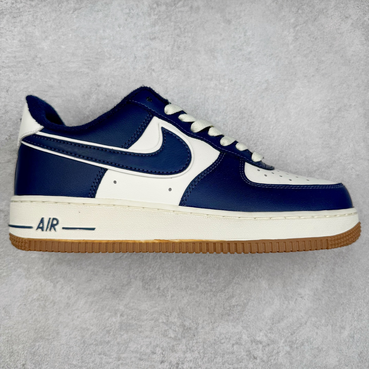 图片[4]-＃XT纯原福利 NK Air Force 1´07 Low 空军一号低帮百搭休闲运动板鞋 顶级批次 2022全新楦头鞋型 鱼鳞大底 历时开发三个月 清洁度完美 二维码鞋标 内置芯片及solo气垫 大底高度及其弧度依照正品 钢印 logo刺绣 鞋口弧度 鞋头长度 鞋面冲孔 鞋垫背胶及钢印 完美鞋型对比正品 每一处都是细节满满 柔软、弹性十足的缓震性能和出色的中底设计 横跨复古与现代的外型结合 造就出风靡全球 三十多年的Force 1 直到今天还深受青睐 实拍调校N版已经零色差零失真 百分百还原实物色彩所见即所得 不存在货不对板色差等低级问题 选购参考实物拍摄 不混卖不参货 只用心做好货严格选品 承诺混一赔十 尺码：36 36.5 37.5 38 38.5 39 40 40.5 41 42 42.5 43 44 44.5 45-选品中心