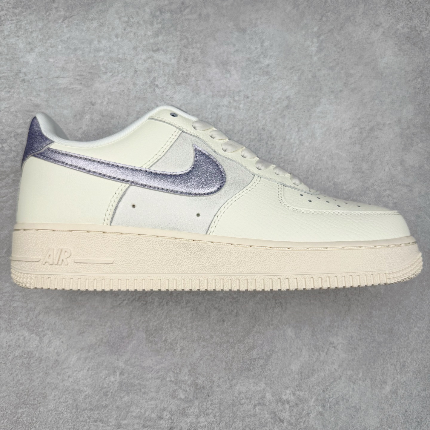 图片[5]-＃XT纯原福利 NK Air Force 1´07 Low 空军一号低帮百搭休闲运动板鞋 顶级批次 2022全新楦头鞋型 鱼鳞大底 历时开发三个月 清洁度完美 二维码鞋标 内置芯片及solo气垫 大底高度及其弧度依照正品 钢印 logo刺绣 鞋口弧度 鞋头长度 鞋面冲孔 鞋垫背胶及钢印 完美鞋型对比正品 每一处都是细节满满 柔软、弹性十足的缓震性能和出色的中底设计 横跨复古与现代的外型结合 造就出风靡全球 三十多年的Force 1 直到今天还深受青睐 实拍调校N版已经零色差零失真 百分百还原实物色彩所见即所得 不存在货不对板色差等低级问题 选购参考实物拍摄 不混卖不参货 只用心做好货严格选品 承诺混一赔十 尺码：36 36.5 37.5 38 38.5 39 40 40.5 41 42 42.5 43 44 44.5 45-选品中心