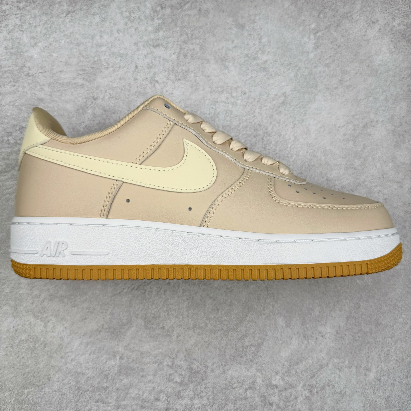 图片[9]-＃XT纯原福利 NK Air Force 1´07 Low 空军一号低帮百搭休闲运动板鞋 顶级批次 2022全新楦头鞋型 鱼鳞大底 历时开发三个月 清洁度完美 二维码鞋标 内置芯片及solo气垫 大底高度及其弧度依照正品 钢印 logo刺绣 鞋口弧度 鞋头长度 鞋面冲孔 鞋垫背胶及钢印 完美鞋型对比正品 每一处都是细节满满 柔软、弹性十足的缓震性能和出色的中底设计 横跨复古与现代的外型结合 造就出风靡全球 三十多年的Force 1 直到今天还深受青睐 实拍调校N版已经零色差零失真 百分百还原实物色彩所见即所得 不存在货不对板色差等低级问题 选购参考实物拍摄 不混卖不参货 只用心做好货严格选品 承诺混一赔十 尺码：36 36.5 37.5 38 38.5 39 40 40.5 41 42 42.5 43 44 44.5 45-选品中心