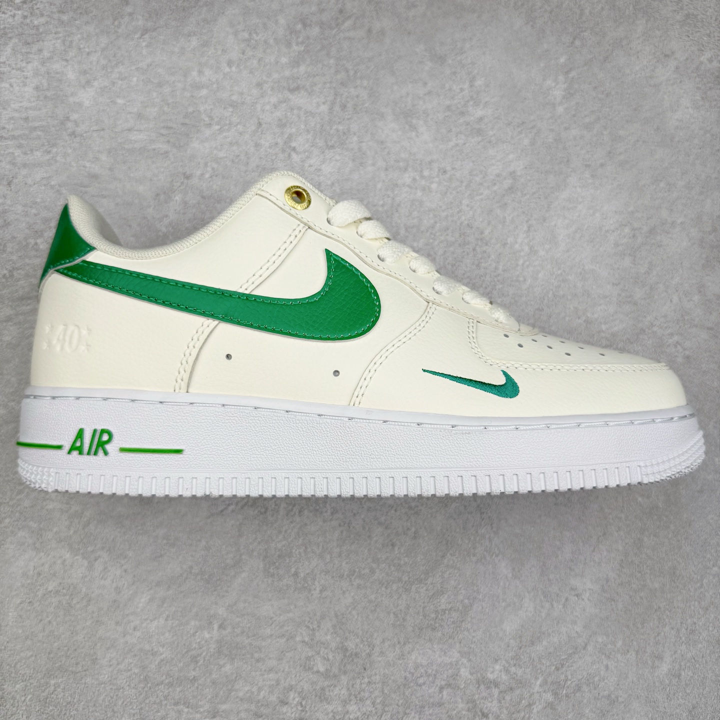 图片[3]-＃XT纯原福利 NK Air Force 1´07 Low 空军一号低帮百搭休闲运动板鞋 顶级批次 2022全新楦头鞋型 鱼鳞大底 历时开发三个月 清洁度完美 二维码鞋标 内置芯片及solo气垫 大底高度及其弧度依照正品 钢印 logo刺绣 鞋口弧度 鞋头长度 鞋面冲孔 鞋垫背胶及钢印 完美鞋型对比正品 每一处都是细节满满 柔软、弹性十足的缓震性能和出色的中底设计 横跨复古与现代的外型结合 造就出风靡全球 三十多年的Force 1 直到今天还深受青睐 实拍调校N版已经零色差零失真 百分百还原实物色彩所见即所得 不存在货不对板色差等低级问题 选购参考实物拍摄 不混卖不参货 只用心做好货严格选品 承诺混一赔十 尺码：36 36.5 37.5 38 38.5 39 40 40.5 41 42 42.5 43 44 44.5 45-选品中心