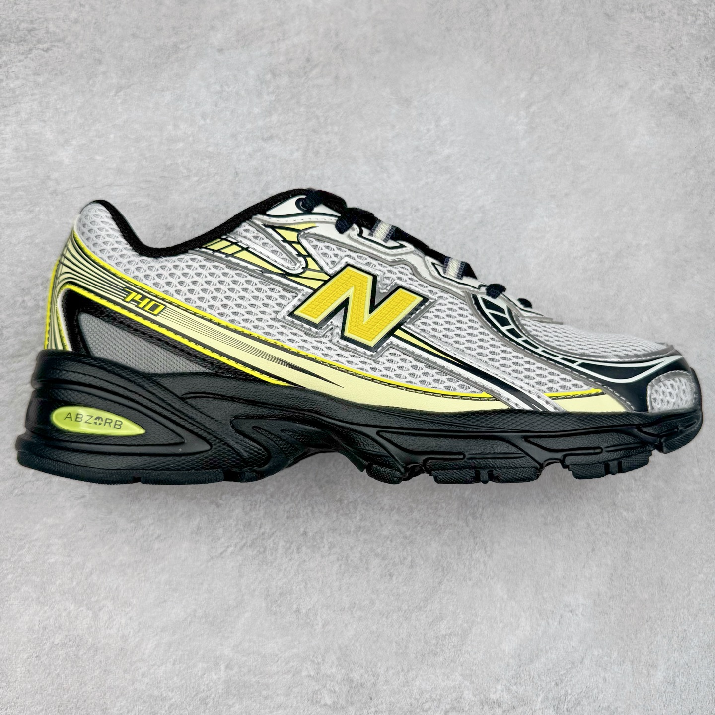 ＃福利特价 New Balance MR740 NB新百伦系列复古老爹风休闲运动慢跑鞋 采用轻质牛剖革拼接透气网眼衬垫织物鞋面材质 T-Beam大底提供足步弓支撑 保持步态稳定#后跟搭载外露缓震胶 鞋身整体以各种深浅不一的灰色覆盖 鞋头以淡蓝色调装饰，网眼衬垫通过不规律的色块实现做旧的美感 泛黄的鞋底更是进一步增添了复古气息 尺码：36 37 37.5 38 38.5 39.5 40 40.5 41.5 42 42.5 43 44 45-选品中心