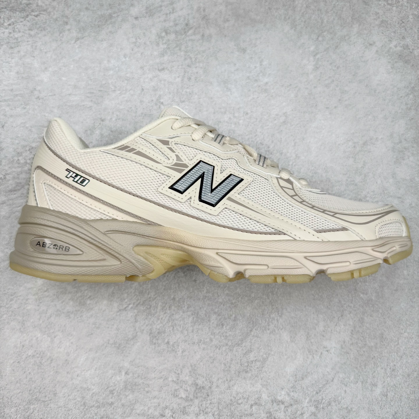 ＃福利特价 New Balance MR740 NB新百伦系列复古老爹风休闲运动慢跑鞋 采用轻质牛剖革拼接透气网眼衬垫织物鞋面材质 T-Beam大底提供足步弓支撑 保持步态稳定#后跟搭载外露缓震胶 鞋身整体以各种深浅不一的灰色覆盖 鞋头以淡蓝色调装饰，网眼衬垫通过不规律的色块实现做旧的美感 泛黄的鞋底更是进一步增添了复古气息 尺码：36 37 37.5 38 38.5 39.5 40 40.5 41.5 42 42.5 43 44 45-选品中心