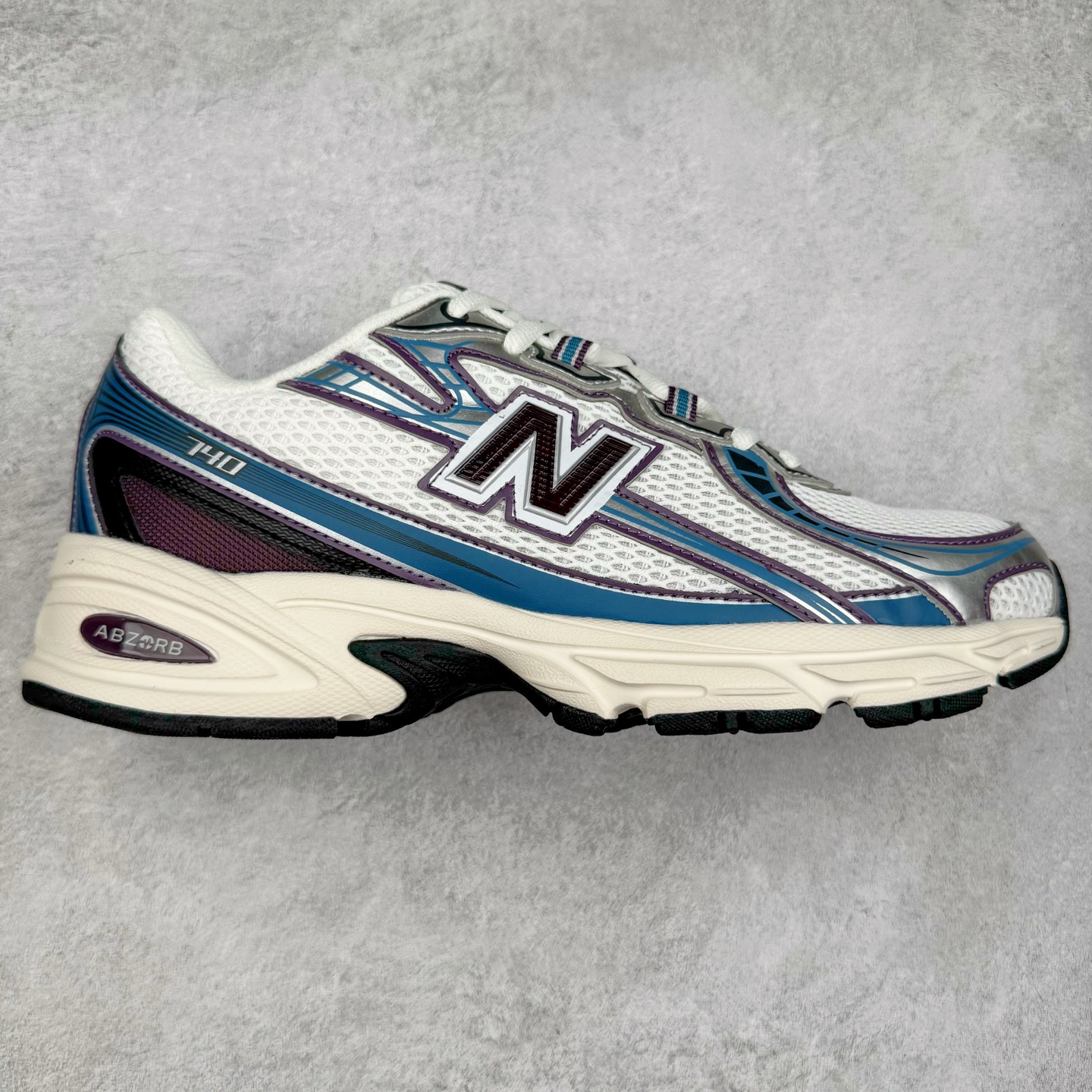 ＃福利特价 New Balance MR740 NB新百伦系列复古老爹风休闲运动慢跑鞋 采用轻质牛剖革拼接透气网眼衬垫织物鞋面材质 T-Beam大底提供足步弓支撑 保持步态稳定#后跟搭载外露缓震胶 鞋身整体以各种深浅不一的灰色覆盖 鞋头以淡蓝色调装饰，网眼衬垫通过不规律的色块实现做旧的美感 泛黄的鞋底更是进一步增添了复古气息 尺码：36 37 37.5 38 38.5 39.5 40 40.5 41.5 42 42.5 43 44 45-选品中心