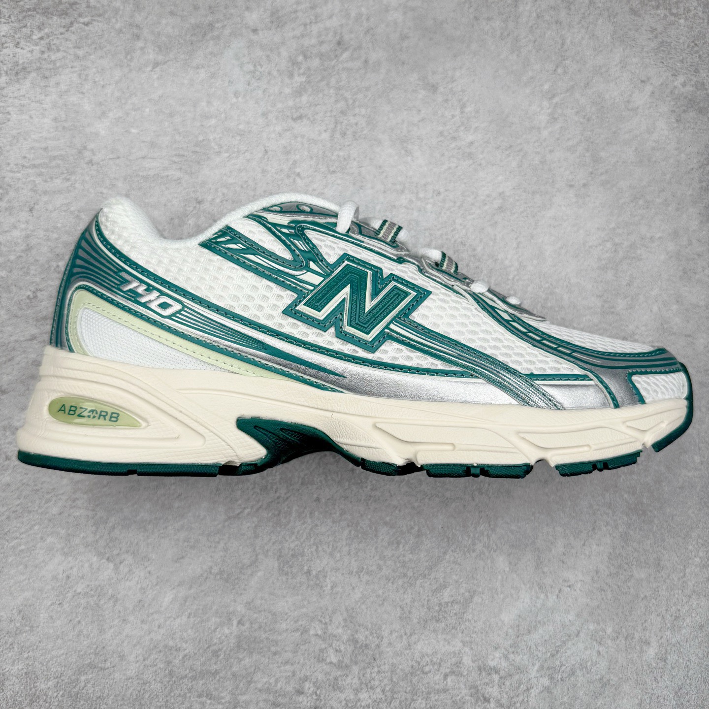 图片[5]-＃福利特价 New Balance MR740 NB新百伦系列复古老爹风休闲运动慢跑鞋 采用轻质牛剖革拼接透气网眼衬垫织物鞋面材质 T-Beam大底提供足步弓支撑 保持步态稳定#后跟搭载外露缓震胶 鞋身整体以各种深浅不一的灰色覆盖 鞋头以淡蓝色调装饰，网眼衬垫通过不规律的色块实现做旧的美感 泛黄的鞋底更是进一步增添了复古气息 尺码：36 37 37.5 38 38.5 39.5 40 40.5 41.5 42 42.5 43 44 45-选品中心