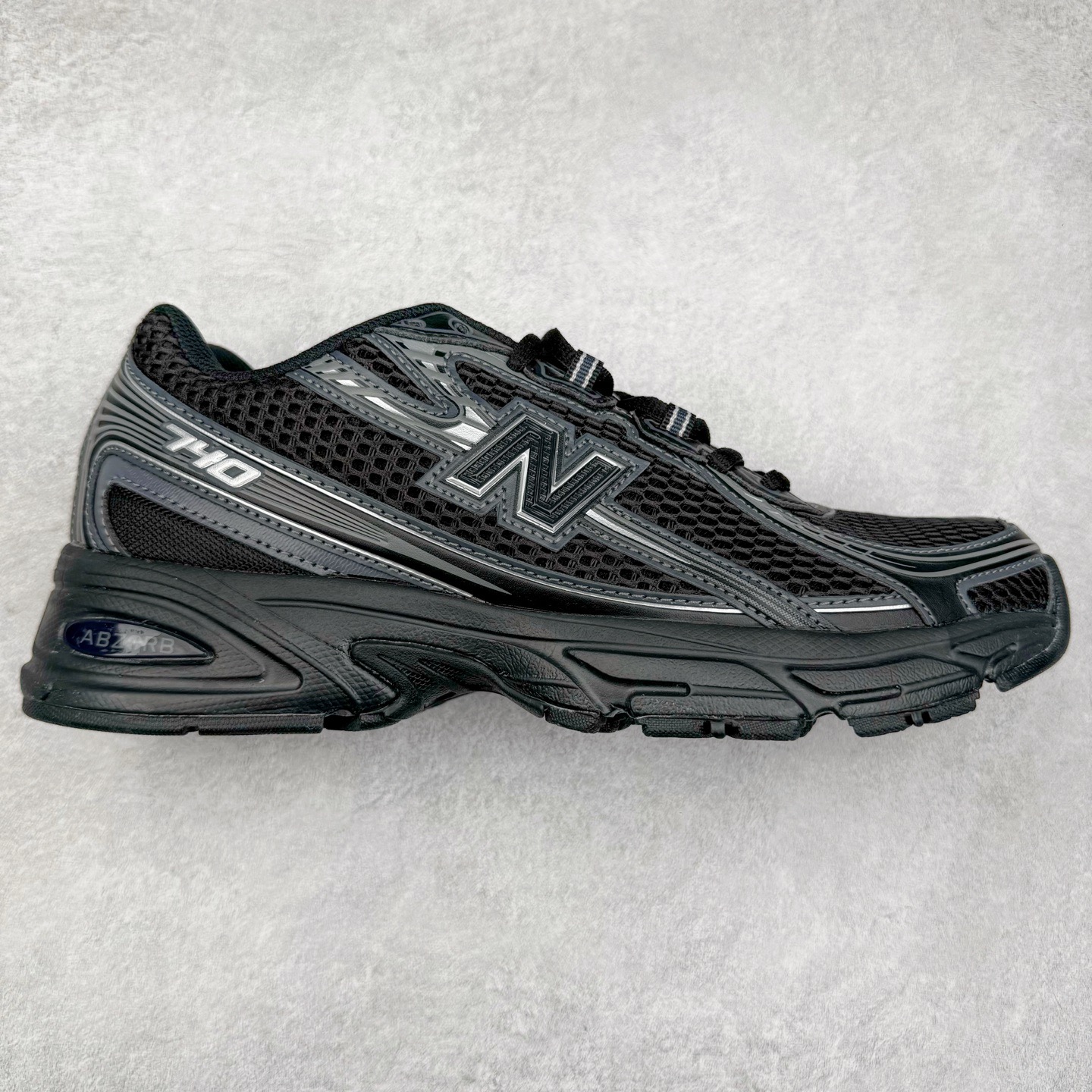 图片[7]-＃福利特价 New Balance MR740 NB新百伦系列复古老爹风休闲运动慢跑鞋 采用轻质牛剖革拼接透气网眼衬垫织物鞋面材质 T-Beam大底提供足步弓支撑 保持步态稳定#后跟搭载外露缓震胶 鞋身整体以各种深浅不一的灰色覆盖 鞋头以淡蓝色调装饰，网眼衬垫通过不规律的色块实现做旧的美感 泛黄的鞋底更是进一步增添了复古气息 尺码：36 37 37.5 38 38.5 39.5 40 40.5 41.5 42 42.5 43 44 45-选品中心