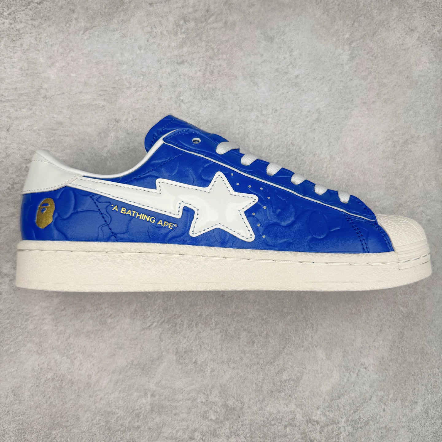 AD Originals Superstar 经典复古贝壳头板鞋 JR2702 诞生于1969年 是第一双将全皮面鞋 身与橡胶鞋头结合在一起的低帮篮球鞋 Superstar最开始 是作为高帮篮球鞋Pro Model的低帮版本而出现的 但因为其独特和醒目的橡胶鞋头造型而让大家熟知 被大家形象地称为\\\