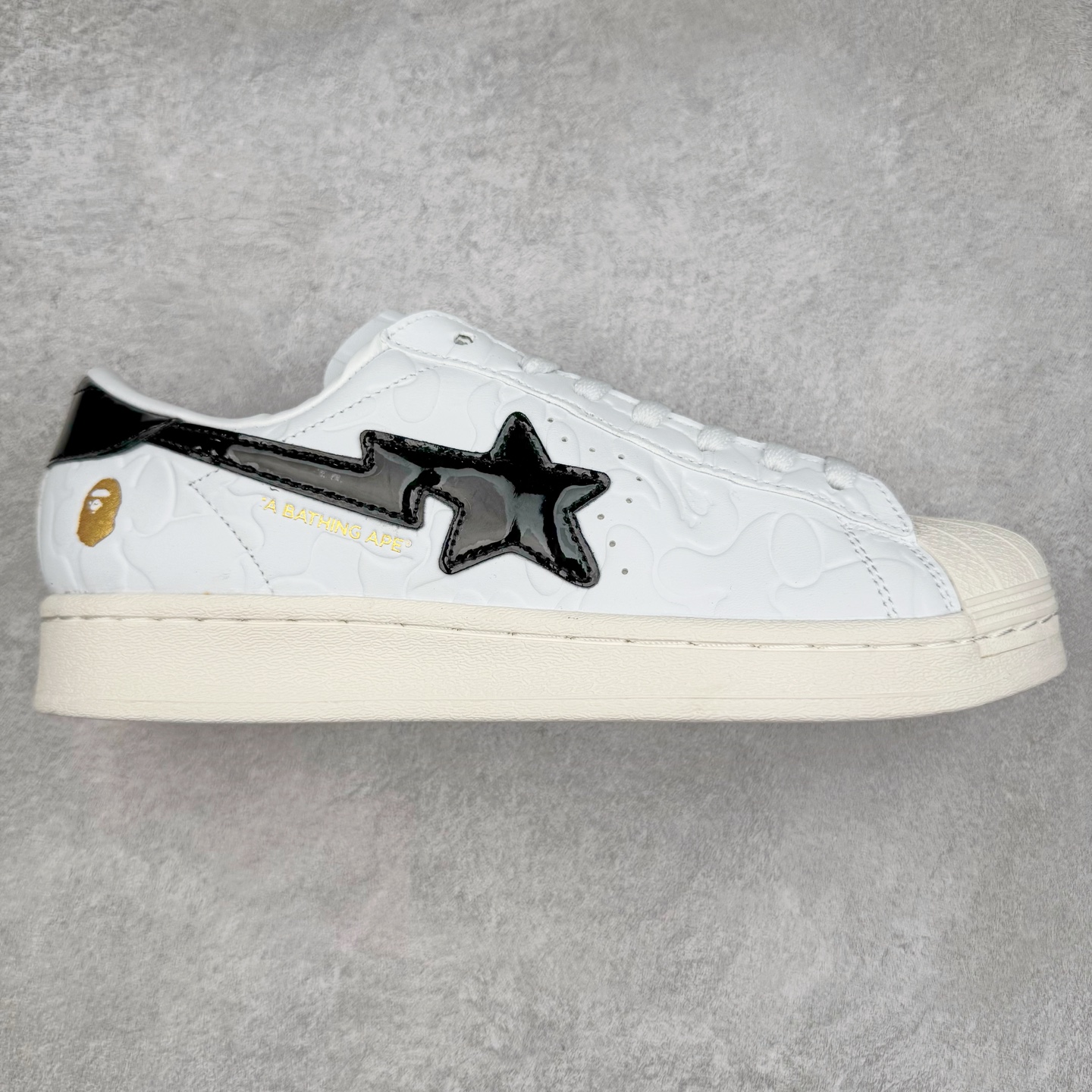 AD Originals Superstar 经典复古贝壳头板鞋 JR2701 诞生于1969年 是第一双将全皮面鞋 身与橡胶鞋头结合在一起的低帮篮球鞋 Superstar最开始 是作为高帮篮球鞋Pro Model的低帮版本而出现的 但因为其独特和醒目的橡胶鞋头造型而让大家熟知 被大家形象地称为\\\”shelltoe\\\”贝壳头 在70年代的美国职业篮球场上 接近3/4的NBA球员都将这双Superstar作为场上用鞋 80年代之后 经过不断的改良和发展 Superstar逐渐成为横跨时装、音乐、街头文化、休闲和运动等各大领域的时尚潮鞋 尺码：36 36.5 37 38 38.5 39 40 40.5 41 42 42.5 43 44 44.5 45-选品中心