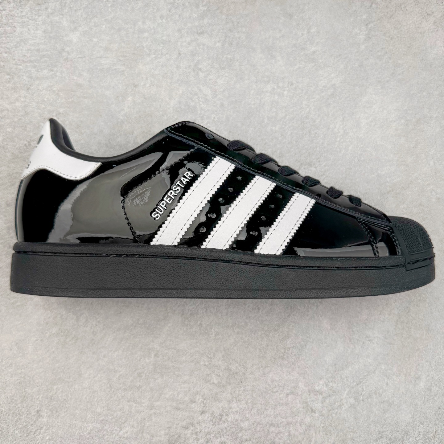 AD Originals Superstar 经典复古贝壳头板鞋 JH7756 诞生于1969年 是第一双将全皮面鞋 身与橡胶鞋头结合在一起的低帮篮球鞋 Superstar最开始 是作为高帮篮球鞋Pro Model的低帮版本而出现的 但因为其独特和醒目的橡胶鞋头造型而让大家熟知 被大家形象地称为\\\”shelltoe\\\”贝壳头 在70年代的美国职业篮球场上 接近3/4的NBA球员都将这双Superstar作为场上用鞋 80年代之后 经过不断的改良和发展 Superstar逐渐成为横跨时装、音乐、街头文化、休闲和运动等各大领域的时尚潮鞋 尺码：36 36.5 37 38 38.5 39 40 40.5 41 42 42.5 43 44 44.5 45-选品中心