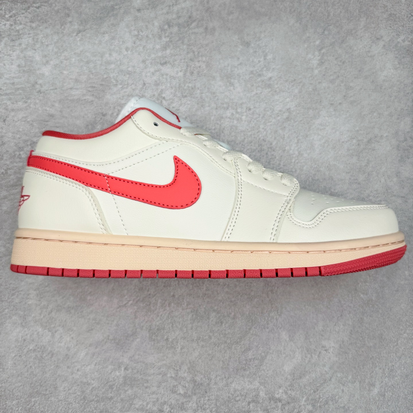 ＃K版 Air Jordan AJ1 Low 低帮 米白粉 DC0774-109 全新流水线出品 DT版本唯一平替选择 市场第二梯队最强版 全部原鞋开发 原楦原纸板开发 全鞋电脑针车 原厂内置全掌气垫 原盒内在原标 唯一Zp原版鞋带绑法 免检产品 全新2022版型 全头层皮料 完美零毛边处理 原厂配置全掌气垫 价格定位良心 几十个配色陆续出货 实拍调校N版已经零色差零失真 百分百还原实物色彩所见即所得 不存在货不对板色差等低级问题 选购参考实物拍摄 不混卖不参货 只用心做好货严格选品 承诺混一赔十 尺码：36 36.5 37.5 38 38.5 39 40 40.5 41 42 42.5 43 44 44.5 45-选品中心