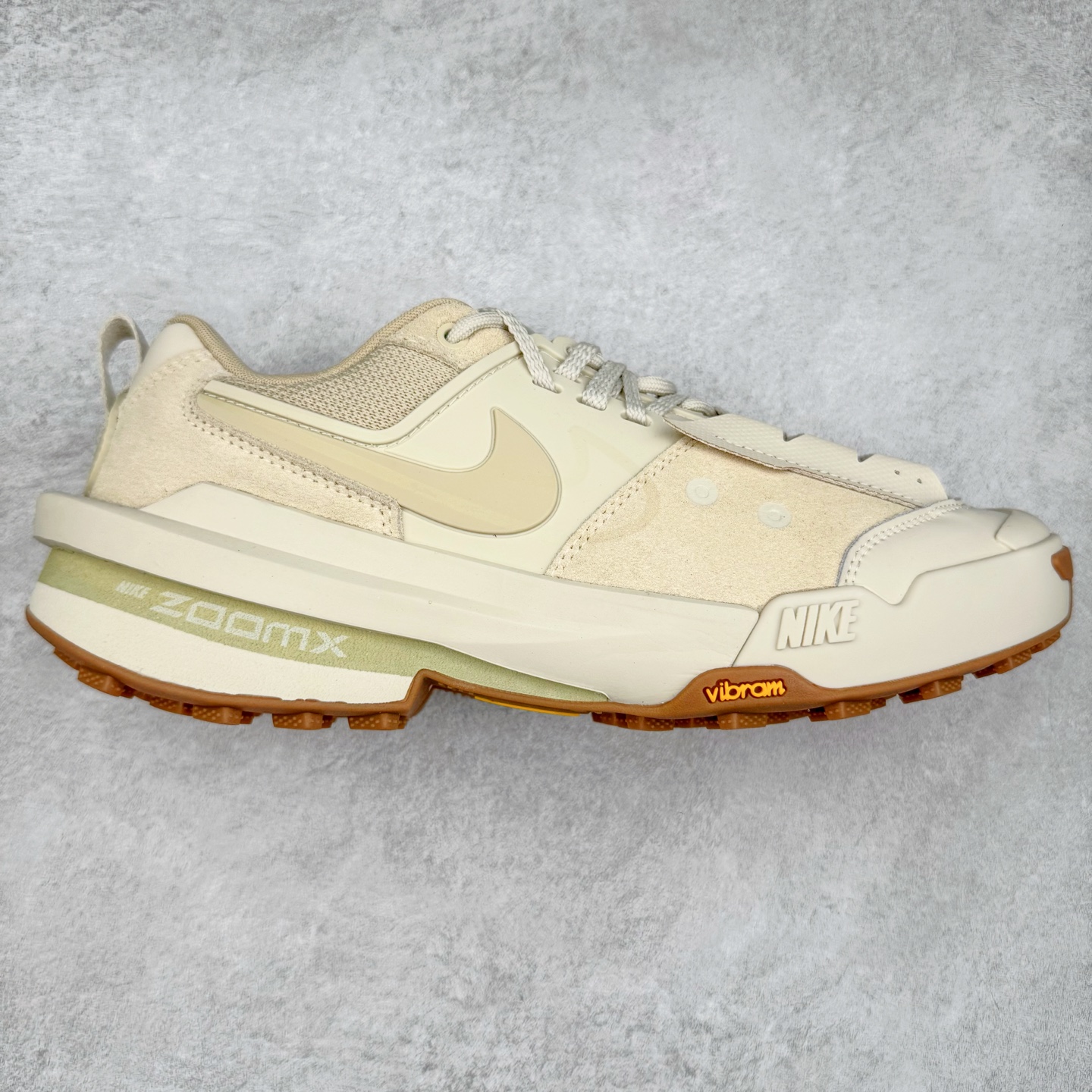 Sacai x NK Zegamadome SP 联名款舒适防滑耐磨低帮生活休闲鞋 HQ8618-100 整双鞋采用了 Zoom X 缓震科技和 Vibram 外底 在保证舒适度的同时又兼顾了耐用性 并且提供了出色的抓地力 鞋面则是全新 ZoomX Zegama 科技 将网眼和绒面革材质融合而成的全新科技面料 兼顾透气性与耐用性 尺码：36 36.5 37.5 38 38.5 39 40 40.5 41 42 42.5 43 44 44.5 45 46-选品中心