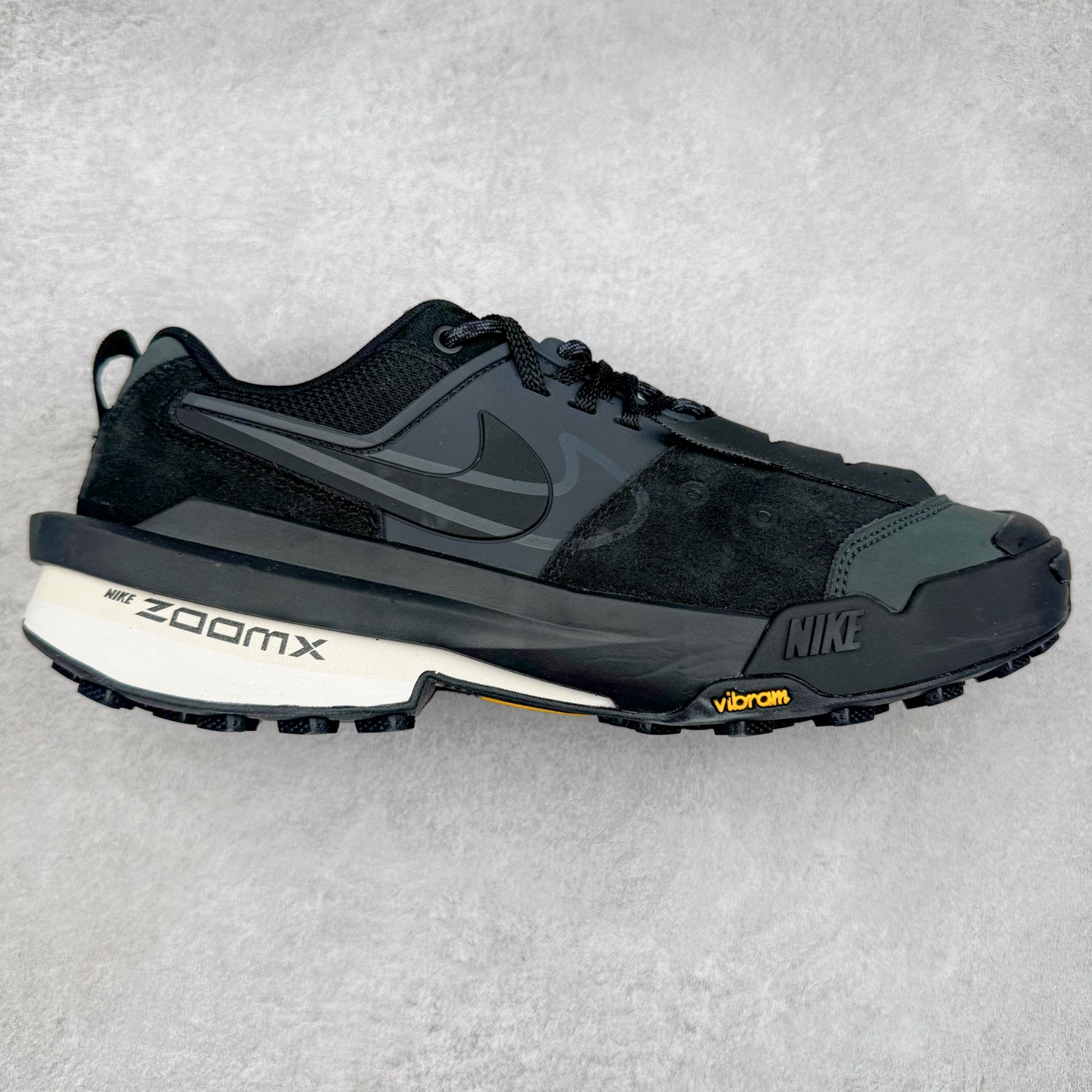 Sacai x NK Zegamadome SP 联名款舒适防滑耐磨低帮生活休闲鞋 HQ8618-001 整双鞋采用了 Zoom X 缓震科技和 Vibram 外底 在保证舒适度的同时又兼顾了耐用性 并且提供了出色的抓地力 鞋面则是全新 ZoomX Zegama 科技 将网眼和绒面革材质融合而成的全新科技面料 兼顾透气性与耐用性 尺码：36 36.5 37.5 38 38.5 39 40 40.5 41 42 42.5 43 44 44.5 45 46-选品中心