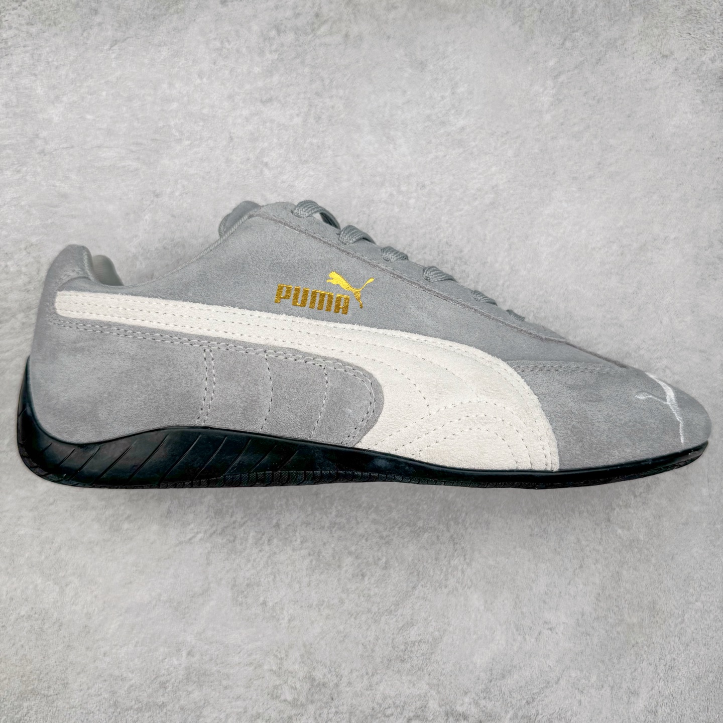 ＃TG特价福利 PUMA Speedca OG 彪马极速赛车系列低帮德训风拼接复古百搭休闲运动赛车鞋 鞋款从80、90年代赛车手所穿的防火赛车鞋为原型，鞋身线条模仿了赛车的流线廓形，体现了空气动力学原理的结构。简约流畅的外观，恰好又和贯穿其中的Formstrip Logo融合恰到好处，视觉上细节丰富且协调。本次Speedcat OG鞋款归来，最大看点自然式保留了窄版鞋型以及薄底构造。这两年各品牌鞋底越做越厚，Speedcat反其道而行之，上脚几乎无鞋底的效果带来耳目一新的视觉体验。鞋面依旧是以质感细腻的麂皮材质打造，并且大面积近乎全包裹的使用，复古味道也愈发浓烈。配色上更是将最原始的黑色和红色带回，向F1赛车队的标志性队服致敬。相信让各位一眼种草的更多是出挑的大红色，上脚即可瞬间点亮整体造型，在以球鞋为核心的OOTD中脱颖而出。而另一款黑色则是低调的万金油，彰显新潮个性的同时又不喧宾夺主，也是热爱简约系穿搭朋友的首选。 尺码：35.5 36 37 37.5 38 38.5 39 40 40.5 41 42 42.5 43 44 44.5 45-选品中心