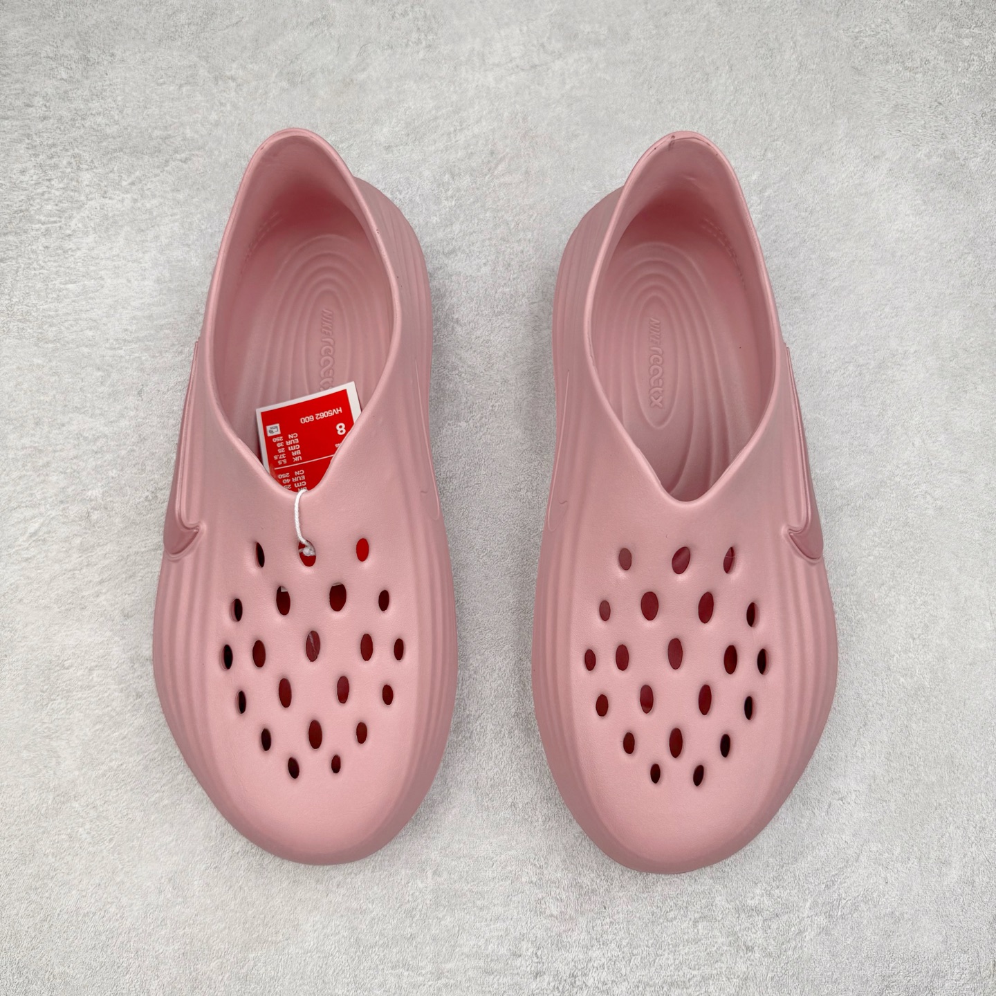 图片[2]-＃DC纯原 NK ReactX Rejuven8 简约舒适百搭洞洞鞋 HV5060-001 重金购入原鞋及原档案磨具生产指令开发 唯一正确组合大底 组合侧面Logo 鞋头不过分上翘 后跟Logo 凹凸明显 轮廓分明 LOGO内侧钢印清晰工整 原厂磨具全鞋无多余毛边 同源公司EVA粒子环保塑料 原厂指令配方 无任何异味 弹性卡色均保持原鞋一致 匠心打造 鞋口弧度大小 鞋面色泽质感同步原鞋 LOGO内侧钢印清晰工整 从名字就能看出，这款鞋搭载了React X缓震科技，保证了舒适的脚感和轻盈的穿着体验。设计上，这双鞋采用了近几年非常流行的洞洞鞋风格，但特别之处在于加入了波浪纹路细节，让整个鞋型看起来更有立体感，视觉上也增添了几分现代感。尺码：36 36.5 37.5 38 38.5 39 40 40.5 41 42 42.5 43 44 44.5 45 46-选品中心