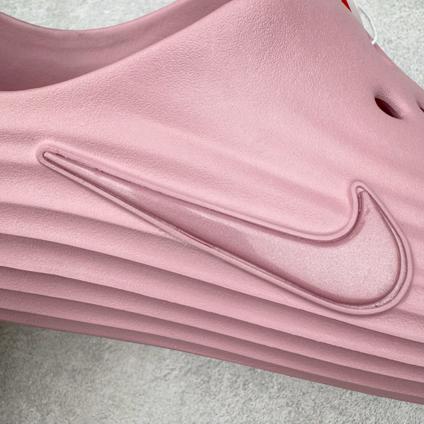 图片[14]-＃DC纯原 NK ReactX Rejuven8 简约舒适百搭洞洞鞋 HV5060-001 重金购入原鞋及原档案磨具生产指令开发 唯一正确组合大底 组合侧面Logo 鞋头不过分上翘 后跟Logo 凹凸明显 轮廓分明 LOGO内侧钢印清晰工整 原厂磨具全鞋无多余毛边 同源公司EVA粒子环保塑料 原厂指令配方 无任何异味 弹性卡色均保持原鞋一致 匠心打造 鞋口弧度大小 鞋面色泽质感同步原鞋 LOGO内侧钢印清晰工整 从名字就能看出，这款鞋搭载了React X缓震科技，保证了舒适的脚感和轻盈的穿着体验。设计上，这双鞋采用了近几年非常流行的洞洞鞋风格，但特别之处在于加入了波浪纹路细节，让整个鞋型看起来更有立体感，视觉上也增添了几分现代感。尺码：36 36.5 37.5 38 38.5 39 40 40.5 41 42 42.5 43 44 44.5 45 46-选品中心