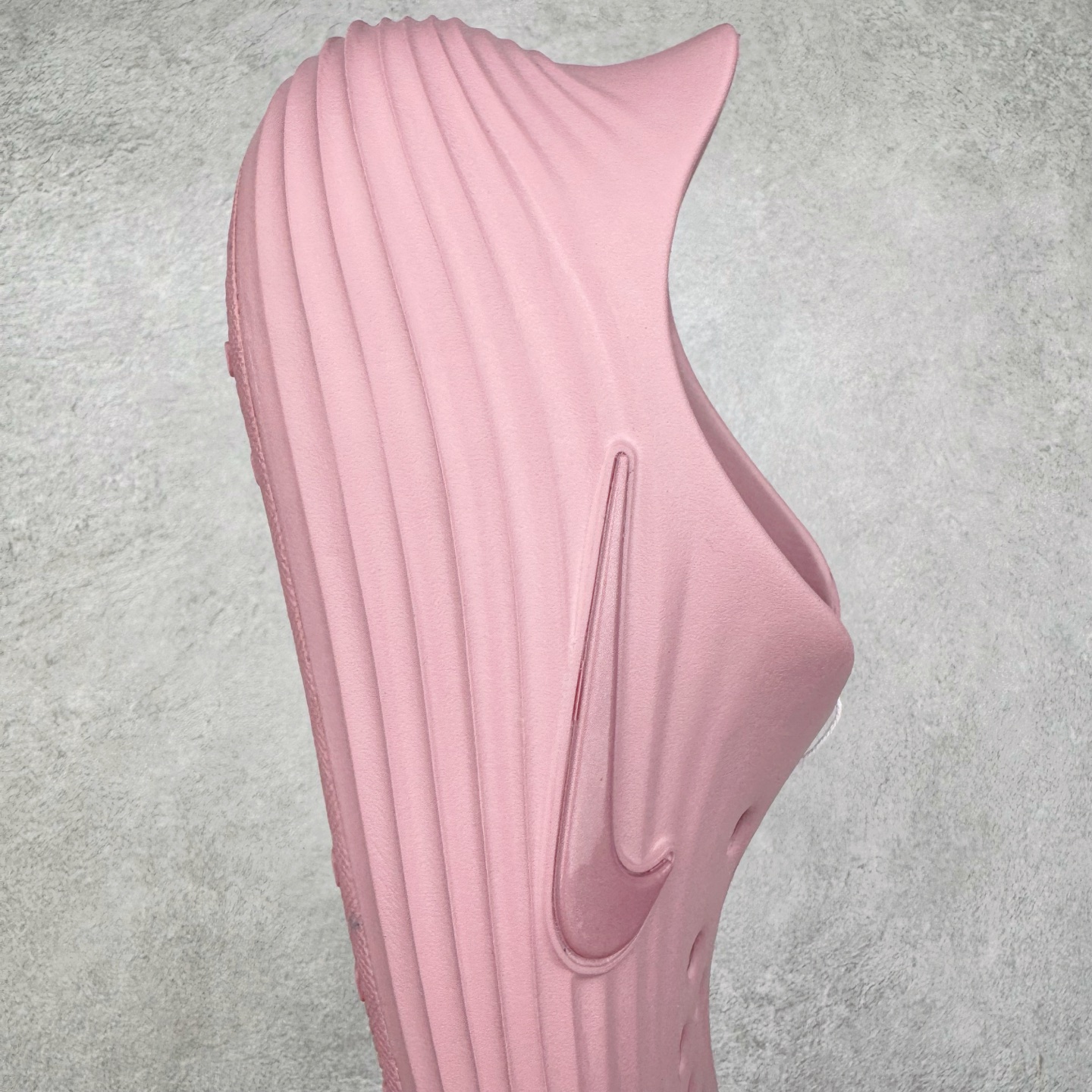 图片[6]-＃DC纯原 NK ReactX Rejuven8 简约舒适百搭洞洞鞋 HV5060-001 重金购入原鞋及原档案磨具生产指令开发 唯一正确组合大底 组合侧面Logo 鞋头不过分上翘 后跟Logo 凹凸明显 轮廓分明 LOGO内侧钢印清晰工整 原厂磨具全鞋无多余毛边 同源公司EVA粒子环保塑料 原厂指令配方 无任何异味 弹性卡色均保持原鞋一致 匠心打造 鞋口弧度大小 鞋面色泽质感同步原鞋 LOGO内侧钢印清晰工整 从名字就能看出，这款鞋搭载了React X缓震科技，保证了舒适的脚感和轻盈的穿着体验。设计上，这双鞋采用了近几年非常流行的洞洞鞋风格，但特别之处在于加入了波浪纹路细节，让整个鞋型看起来更有立体感，视觉上也增添了几分现代感。尺码：36 36.5 37.5 38 38.5 39 40 40.5 41 42 42.5 43 44 44.5 45 46-选品中心