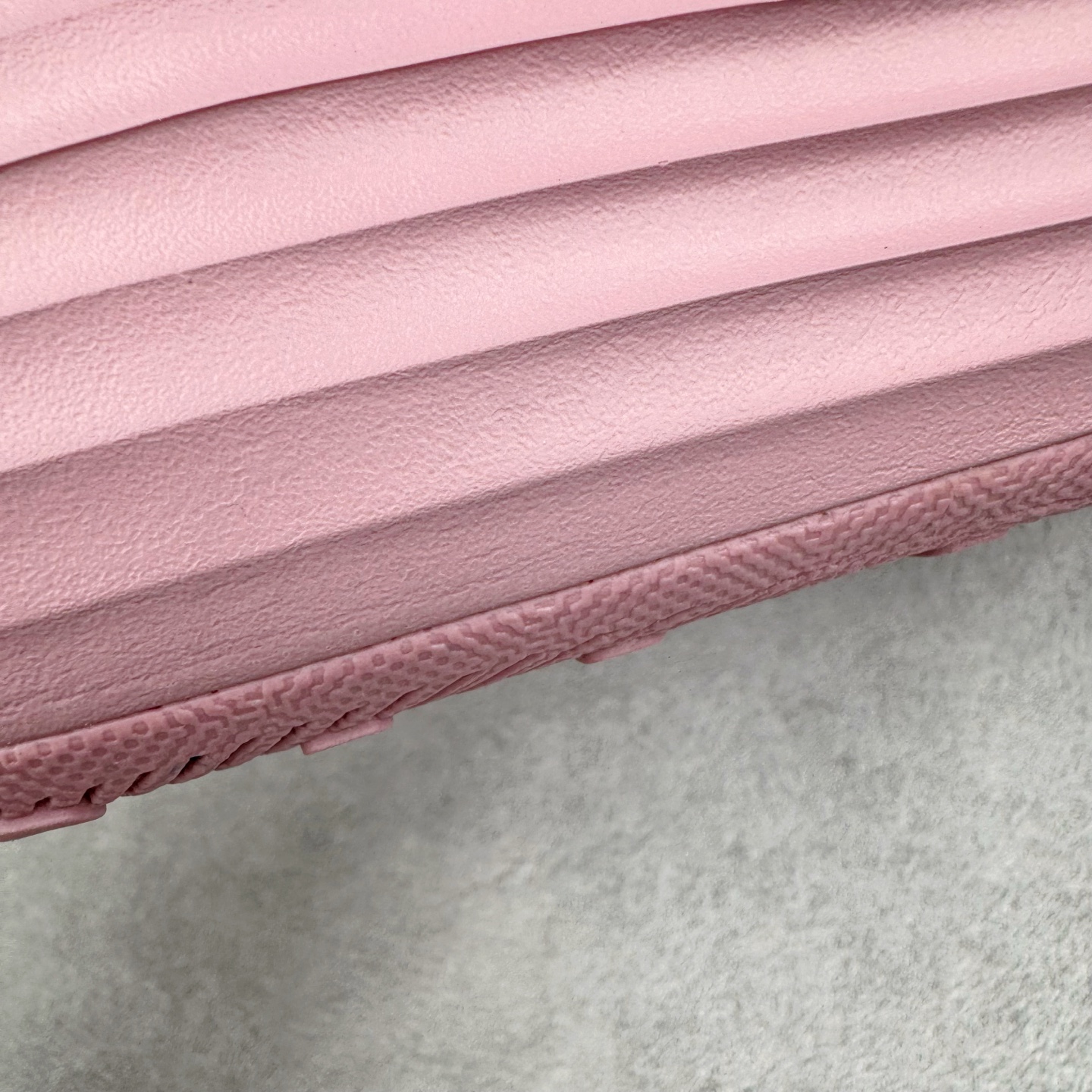 图片[15]-＃DC纯原 NK ReactX Rejuven8 简约舒适百搭洞洞鞋 HV5060-001 重金购入原鞋及原档案磨具生产指令开发 唯一正确组合大底 组合侧面Logo 鞋头不过分上翘 后跟Logo 凹凸明显 轮廓分明 LOGO内侧钢印清晰工整 原厂磨具全鞋无多余毛边 同源公司EVA粒子环保塑料 原厂指令配方 无任何异味 弹性卡色均保持原鞋一致 匠心打造 鞋口弧度大小 鞋面色泽质感同步原鞋 LOGO内侧钢印清晰工整 从名字就能看出，这款鞋搭载了React X缓震科技，保证了舒适的脚感和轻盈的穿着体验。设计上，这双鞋采用了近几年非常流行的洞洞鞋风格，但特别之处在于加入了波浪纹路细节，让整个鞋型看起来更有立体感，视觉上也增添了几分现代感。尺码：36 36.5 37.5 38 38.5 39 40 40.5 41 42 42.5 43 44 44.5 45 46-选品中心