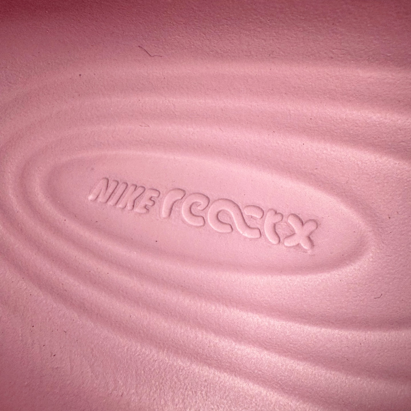 图片[11]-＃DC纯原 NK ReactX Rejuven8 简约舒适百搭洞洞鞋 HV5060-001 重金购入原鞋及原档案磨具生产指令开发 唯一正确组合大底 组合侧面Logo 鞋头不过分上翘 后跟Logo 凹凸明显 轮廓分明 LOGO内侧钢印清晰工整 原厂磨具全鞋无多余毛边 同源公司EVA粒子环保塑料 原厂指令配方 无任何异味 弹性卡色均保持原鞋一致 匠心打造 鞋口弧度大小 鞋面色泽质感同步原鞋 LOGO内侧钢印清晰工整 从名字就能看出，这款鞋搭载了React X缓震科技，保证了舒适的脚感和轻盈的穿着体验。设计上，这双鞋采用了近几年非常流行的洞洞鞋风格，但特别之处在于加入了波浪纹路细节，让整个鞋型看起来更有立体感，视觉上也增添了几分现代感。尺码：36 36.5 37.5 38 38.5 39 40 40.5 41 42 42.5 43 44 44.5 45 46-选品中心