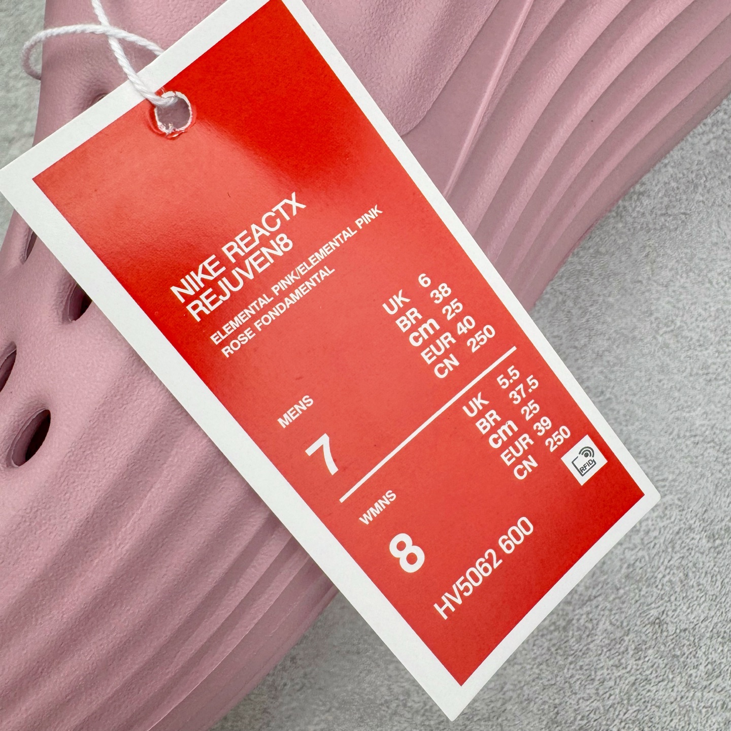 图片[12]-＃DC纯原 NK ReactX Rejuven8 简约舒适百搭洞洞鞋 HV5060-001 重金购入原鞋及原档案磨具生产指令开发 唯一正确组合大底 组合侧面Logo 鞋头不过分上翘 后跟Logo 凹凸明显 轮廓分明 LOGO内侧钢印清晰工整 原厂磨具全鞋无多余毛边 同源公司EVA粒子环保塑料 原厂指令配方 无任何异味 弹性卡色均保持原鞋一致 匠心打造 鞋口弧度大小 鞋面色泽质感同步原鞋 LOGO内侧钢印清晰工整 从名字就能看出，这款鞋搭载了React X缓震科技，保证了舒适的脚感和轻盈的穿着体验。设计上，这双鞋采用了近几年非常流行的洞洞鞋风格，但特别之处在于加入了波浪纹路细节，让整个鞋型看起来更有立体感，视觉上也增添了几分现代感。尺码：36 36.5 37.5 38 38.5 39 40 40.5 41 42 42.5 43 44 44.5 45 46-选品中心