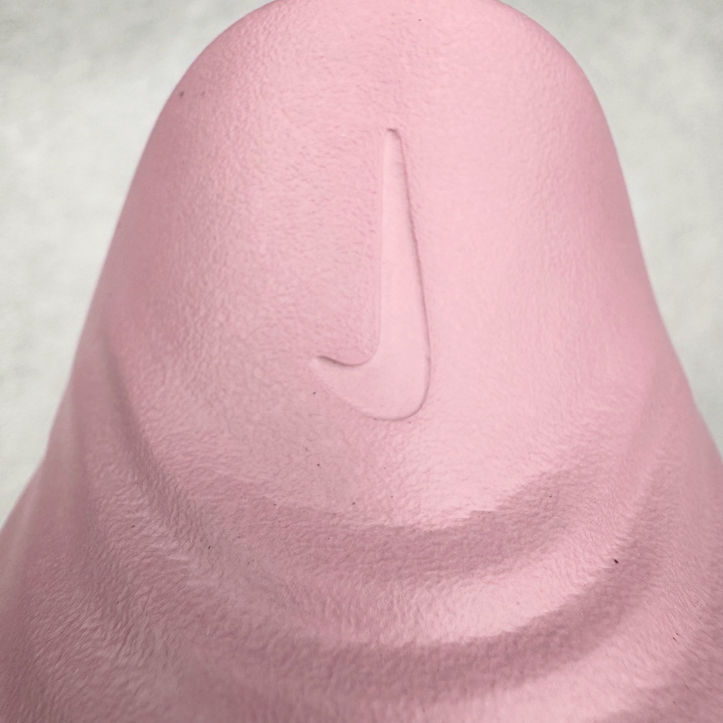 图片[17]-＃DC纯原 NK ReactX Rejuven8 简约舒适百搭洞洞鞋 HV5060-001 重金购入原鞋及原档案磨具生产指令开发 唯一正确组合大底 组合侧面Logo 鞋头不过分上翘 后跟Logo 凹凸明显 轮廓分明 LOGO内侧钢印清晰工整 原厂磨具全鞋无多余毛边 同源公司EVA粒子环保塑料 原厂指令配方 无任何异味 弹性卡色均保持原鞋一致 匠心打造 鞋口弧度大小 鞋面色泽质感同步原鞋 LOGO内侧钢印清晰工整 从名字就能看出，这款鞋搭载了React X缓震科技，保证了舒适的脚感和轻盈的穿着体验。设计上，这双鞋采用了近几年非常流行的洞洞鞋风格，但特别之处在于加入了波浪纹路细节，让整个鞋型看起来更有立体感，视觉上也增添了几分现代感。尺码：36 36.5 37.5 38 38.5 39 40 40.5 41 42 42.5 43 44 44.5 45 46-选品中心