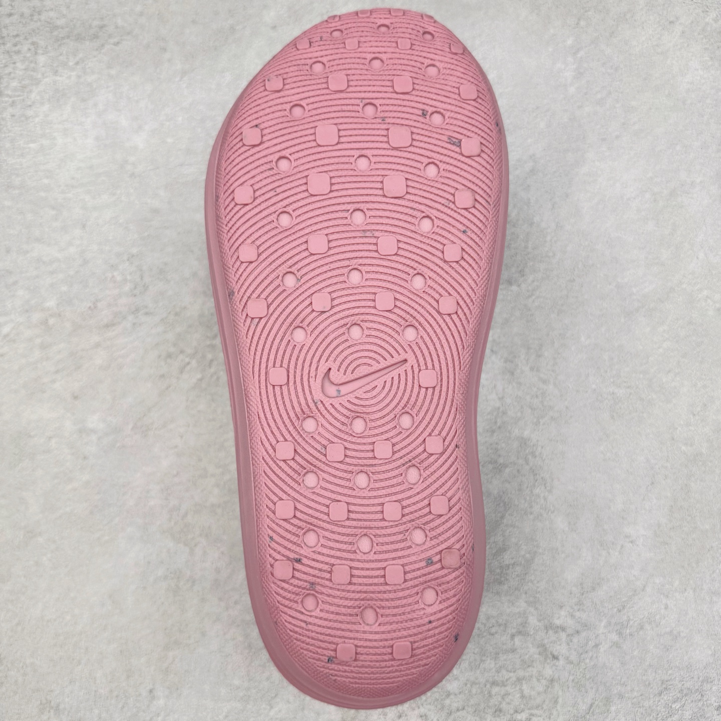 图片[9]-＃DC纯原 NK ReactX Rejuven8 简约舒适百搭洞洞鞋 HV5060-001 重金购入原鞋及原档案磨具生产指令开发 唯一正确组合大底 组合侧面Logo 鞋头不过分上翘 后跟Logo 凹凸明显 轮廓分明 LOGO内侧钢印清晰工整 原厂磨具全鞋无多余毛边 同源公司EVA粒子环保塑料 原厂指令配方 无任何异味 弹性卡色均保持原鞋一致 匠心打造 鞋口弧度大小 鞋面色泽质感同步原鞋 LOGO内侧钢印清晰工整 从名字就能看出，这款鞋搭载了React X缓震科技，保证了舒适的脚感和轻盈的穿着体验。设计上，这双鞋采用了近几年非常流行的洞洞鞋风格，但特别之处在于加入了波浪纹路细节，让整个鞋型看起来更有立体感，视觉上也增添了几分现代感。尺码：36 36.5 37.5 38 38.5 39 40 40.5 41 42 42.5 43 44 44.5 45 46-选品中心