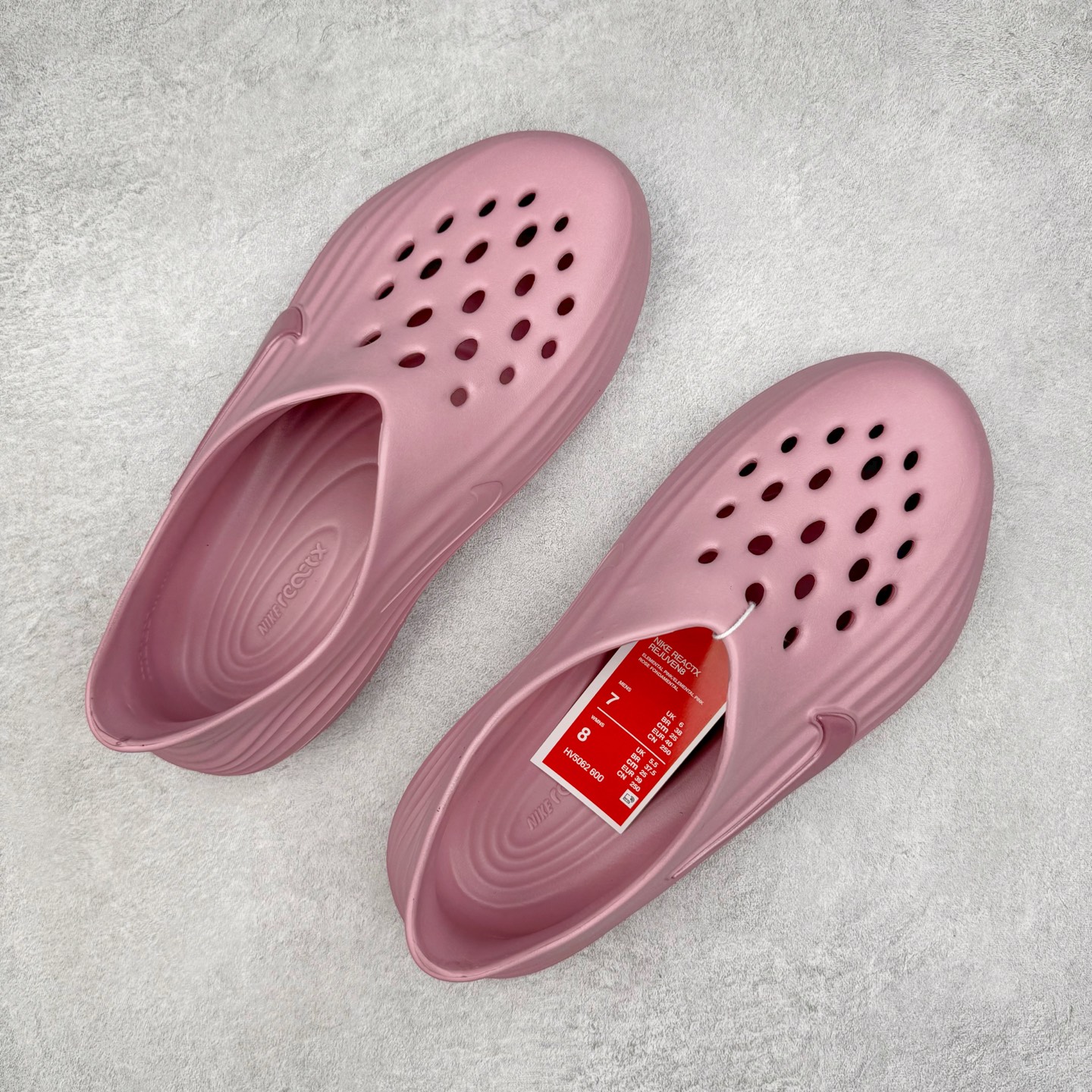 图片[3]-＃DC纯原 NK ReactX Rejuven8 简约舒适百搭洞洞鞋 HV5060-001 重金购入原鞋及原档案磨具生产指令开发 唯一正确组合大底 组合侧面Logo 鞋头不过分上翘 后跟Logo 凹凸明显 轮廓分明 LOGO内侧钢印清晰工整 原厂磨具全鞋无多余毛边 同源公司EVA粒子环保塑料 原厂指令配方 无任何异味 弹性卡色均保持原鞋一致 匠心打造 鞋口弧度大小 鞋面色泽质感同步原鞋 LOGO内侧钢印清晰工整 从名字就能看出，这款鞋搭载了React X缓震科技，保证了舒适的脚感和轻盈的穿着体验。设计上，这双鞋采用了近几年非常流行的洞洞鞋风格，但特别之处在于加入了波浪纹路细节，让整个鞋型看起来更有立体感，视觉上也增添了几分现代感。尺码：36 36.5 37.5 38 38.5 39 40 40.5 41 42 42.5 43 44 44.5 45 46-选品中心