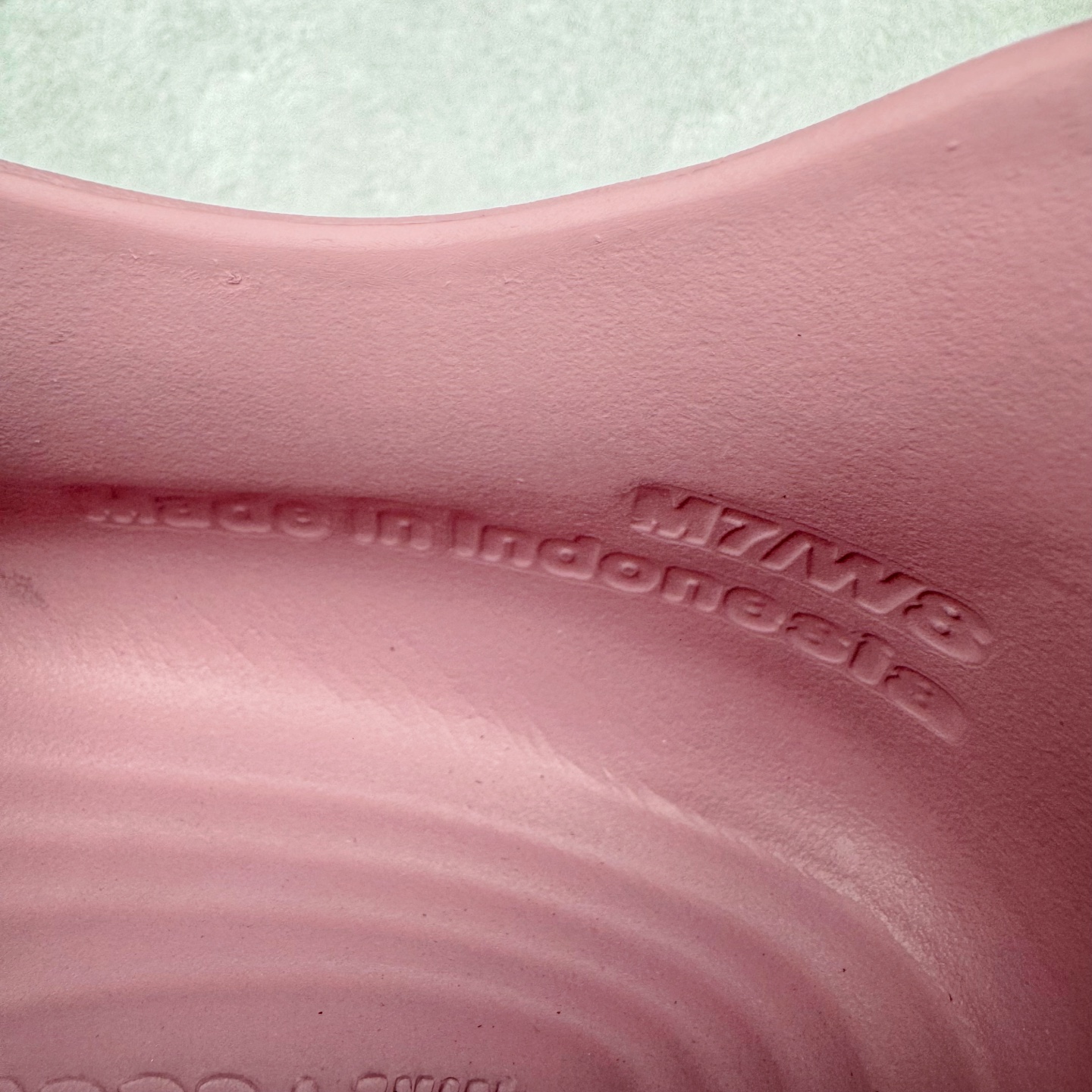 图片[10]-＃DC纯原 NK ReactX Rejuven8 简约舒适百搭洞洞鞋 HV5060-001 重金购入原鞋及原档案磨具生产指令开发 唯一正确组合大底 组合侧面Logo 鞋头不过分上翘 后跟Logo 凹凸明显 轮廓分明 LOGO内侧钢印清晰工整 原厂磨具全鞋无多余毛边 同源公司EVA粒子环保塑料 原厂指令配方 无任何异味 弹性卡色均保持原鞋一致 匠心打造 鞋口弧度大小 鞋面色泽质感同步原鞋 LOGO内侧钢印清晰工整 从名字就能看出，这款鞋搭载了React X缓震科技，保证了舒适的脚感和轻盈的穿着体验。设计上，这双鞋采用了近几年非常流行的洞洞鞋风格，但特别之处在于加入了波浪纹路细节，让整个鞋型看起来更有立体感，视觉上也增添了几分现代感。尺码：36 36.5 37.5 38 38.5 39 40 40.5 41 42 42.5 43 44 44.5 45 46-选品中心