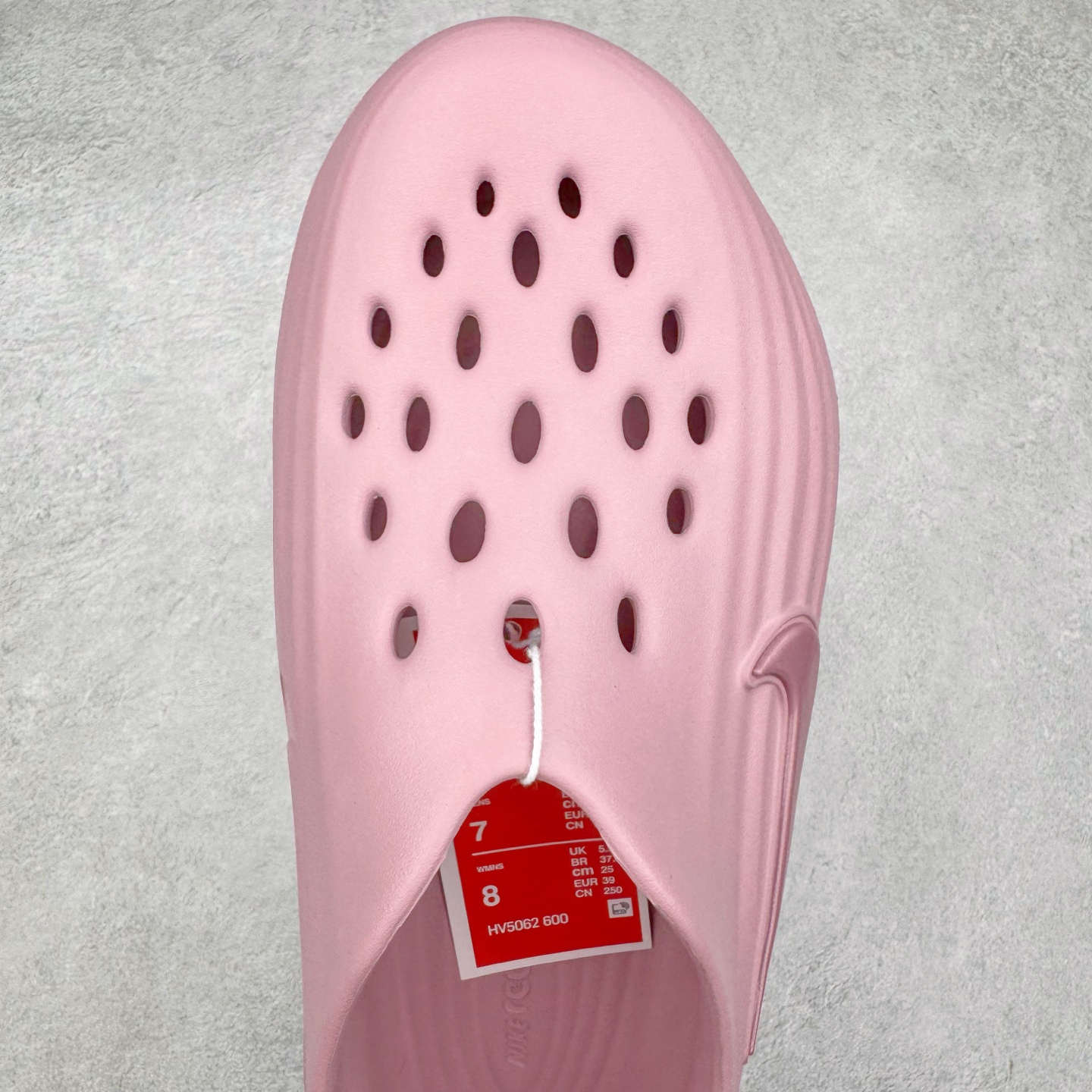 图片[4]-＃DC纯原 NK ReactX Rejuven8 简约舒适百搭洞洞鞋 HV5060-001 重金购入原鞋及原档案磨具生产指令开发 唯一正确组合大底 组合侧面Logo 鞋头不过分上翘 后跟Logo 凹凸明显 轮廓分明 LOGO内侧钢印清晰工整 原厂磨具全鞋无多余毛边 同源公司EVA粒子环保塑料 原厂指令配方 无任何异味 弹性卡色均保持原鞋一致 匠心打造 鞋口弧度大小 鞋面色泽质感同步原鞋 LOGO内侧钢印清晰工整 从名字就能看出，这款鞋搭载了React X缓震科技，保证了舒适的脚感和轻盈的穿着体验。设计上，这双鞋采用了近几年非常流行的洞洞鞋风格，但特别之处在于加入了波浪纹路细节，让整个鞋型看起来更有立体感，视觉上也增添了几分现代感。尺码：36 36.5 37.5 38 38.5 39 40 40.5 41 42 42.5 43 44 44.5 45 46-选品中心