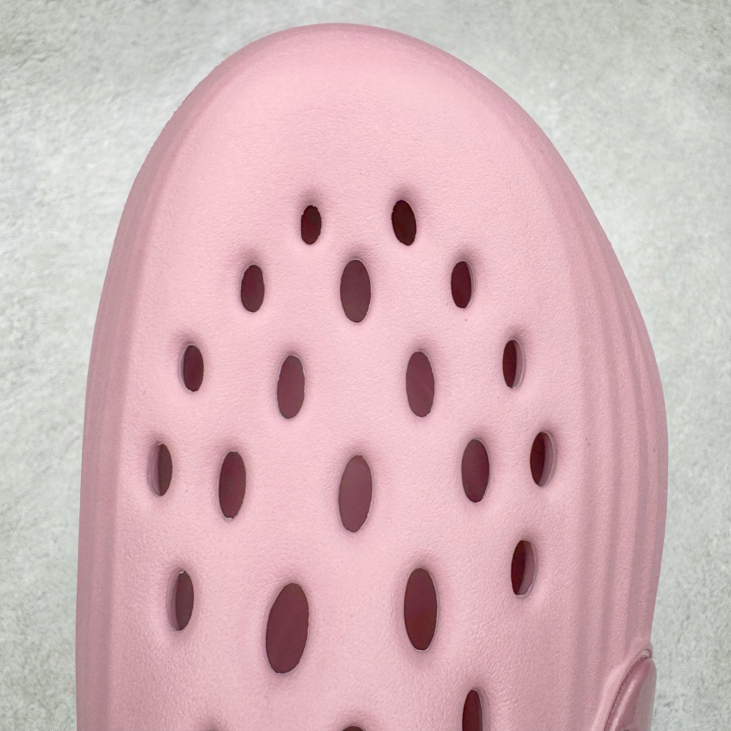 图片[13]-＃DC纯原 NK ReactX Rejuven8 简约舒适百搭洞洞鞋 HV5060-001 重金购入原鞋及原档案磨具生产指令开发 唯一正确组合大底 组合侧面Logo 鞋头不过分上翘 后跟Logo 凹凸明显 轮廓分明 LOGO内侧钢印清晰工整 原厂磨具全鞋无多余毛边 同源公司EVA粒子环保塑料 原厂指令配方 无任何异味 弹性卡色均保持原鞋一致 匠心打造 鞋口弧度大小 鞋面色泽质感同步原鞋 LOGO内侧钢印清晰工整 从名字就能看出，这款鞋搭载了React X缓震科技，保证了舒适的脚感和轻盈的穿着体验。设计上，这双鞋采用了近几年非常流行的洞洞鞋风格，但特别之处在于加入了波浪纹路细节，让整个鞋型看起来更有立体感，视觉上也增添了几分现代感。尺码：36 36.5 37.5 38 38.5 39 40 40.5 41 42 42.5 43 44 44.5 45 46-选品中心