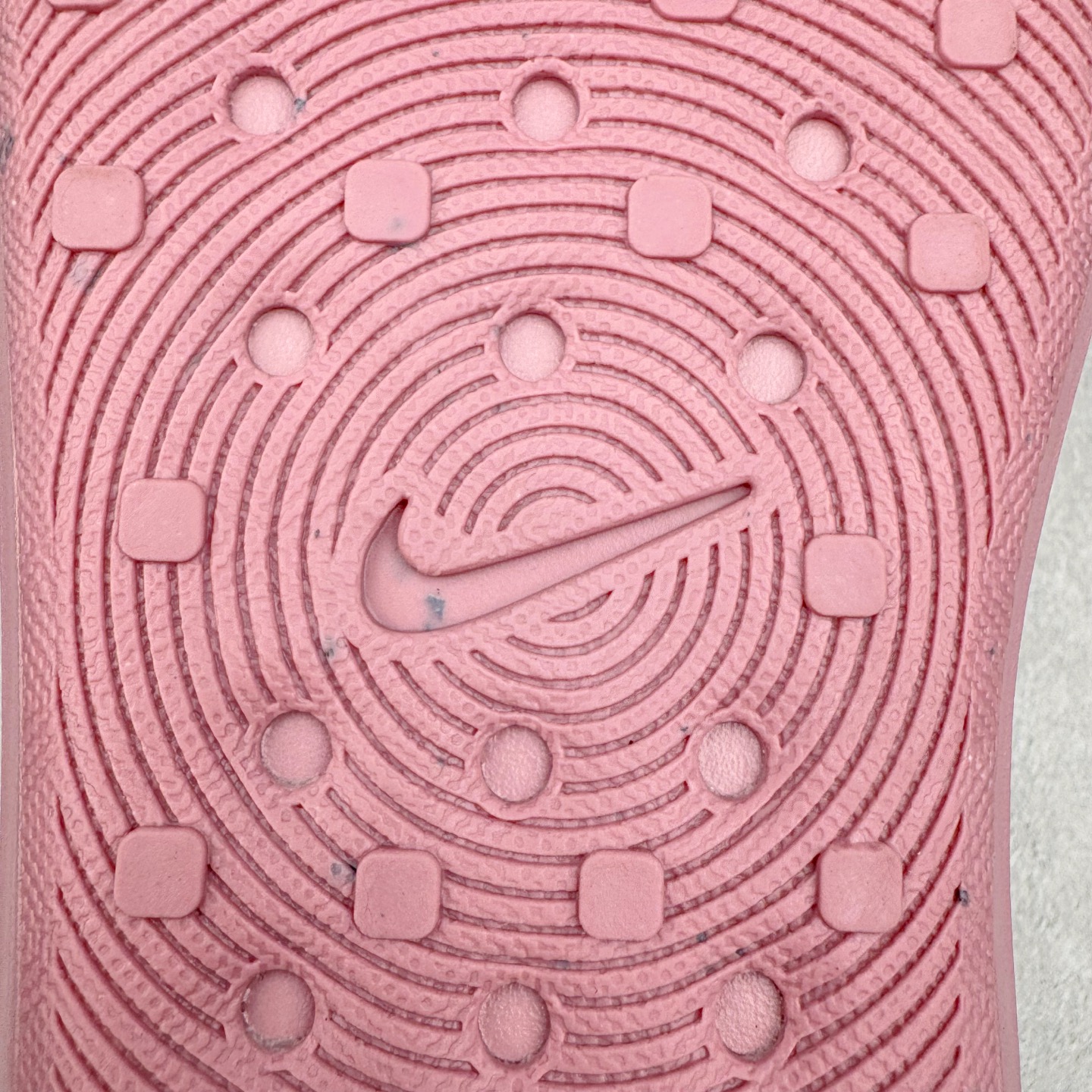 图片[16]-＃DC纯原 NK ReactX Rejuven8 简约舒适百搭洞洞鞋 HV5060-001 重金购入原鞋及原档案磨具生产指令开发 唯一正确组合大底 组合侧面Logo 鞋头不过分上翘 后跟Logo 凹凸明显 轮廓分明 LOGO内侧钢印清晰工整 原厂磨具全鞋无多余毛边 同源公司EVA粒子环保塑料 原厂指令配方 无任何异味 弹性卡色均保持原鞋一致 匠心打造 鞋口弧度大小 鞋面色泽质感同步原鞋 LOGO内侧钢印清晰工整 从名字就能看出，这款鞋搭载了React X缓震科技，保证了舒适的脚感和轻盈的穿着体验。设计上，这双鞋采用了近几年非常流行的洞洞鞋风格，但特别之处在于加入了波浪纹路细节，让整个鞋型看起来更有立体感，视觉上也增添了几分现代感。尺码：36 36.5 37.5 38 38.5 39 40 40.5 41 42 42.5 43 44 44.5 45 46-选品中心