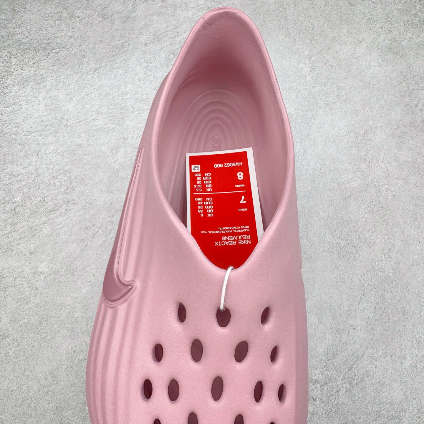 图片[5]-＃DC纯原 NK ReactX Rejuven8 简约舒适百搭洞洞鞋 HV5060-001 重金购入原鞋及原档案磨具生产指令开发 唯一正确组合大底 组合侧面Logo 鞋头不过分上翘 后跟Logo 凹凸明显 轮廓分明 LOGO内侧钢印清晰工整 原厂磨具全鞋无多余毛边 同源公司EVA粒子环保塑料 原厂指令配方 无任何异味 弹性卡色均保持原鞋一致 匠心打造 鞋口弧度大小 鞋面色泽质感同步原鞋 LOGO内侧钢印清晰工整 从名字就能看出，这款鞋搭载了React X缓震科技，保证了舒适的脚感和轻盈的穿着体验。设计上，这双鞋采用了近几年非常流行的洞洞鞋风格，但特别之处在于加入了波浪纹路细节，让整个鞋型看起来更有立体感，视觉上也增添了几分现代感。尺码：36 36.5 37.5 38 38.5 39 40 40.5 41 42 42.5 43 44 44.5 45 46-选品中心