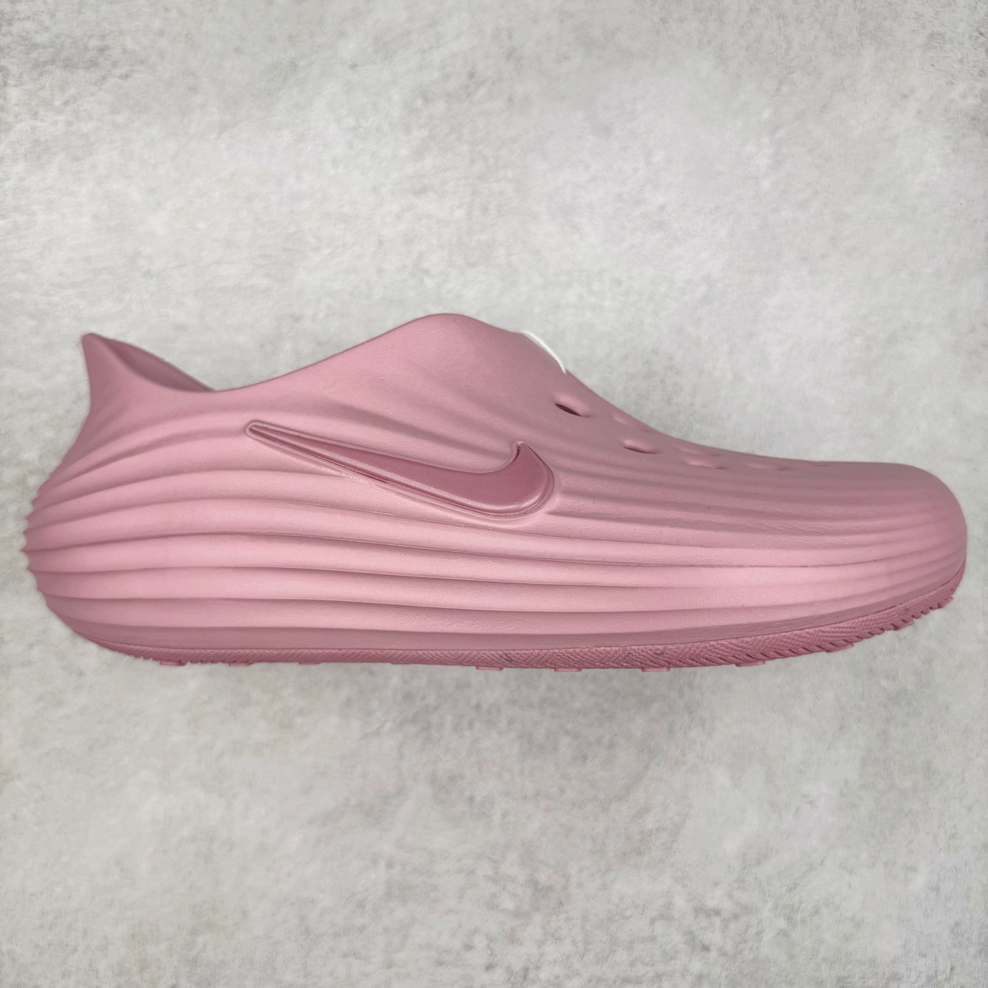 ＃DC纯原 NK ReactX Rejuven8 简约舒适百搭洞洞鞋 HV5060-001 重金购入原鞋及原档案磨具生产指令开发 唯一正确组合大底 组合侧面Logo 鞋头不过分上翘 后跟Logo 凹凸明显 轮廓分明 LOGO内侧钢印清晰工整 原厂磨具全鞋无多余毛边 同源公司EVA粒子环保塑料 原厂指令配方 无任何异味 弹性卡色均保持原鞋一致 匠心打造 鞋口弧度大小 鞋面色泽质感同步原鞋 LOGO内侧钢印清晰工整 从名字就能看出，这款鞋搭载了React X缓震科技，保证了舒适的脚感和轻盈的穿着体验。设计上，这双鞋采用了近几年非常流行的洞洞鞋风格，但特别之处在于加入了波浪纹路细节，让整个鞋型看起来更有立体感，视觉上也增添了几分现代感。尺码：36 36.5 37.5 38 38.5 39 40 40.5 41 42 42.5 43 44 44.5 45 46-选品中心