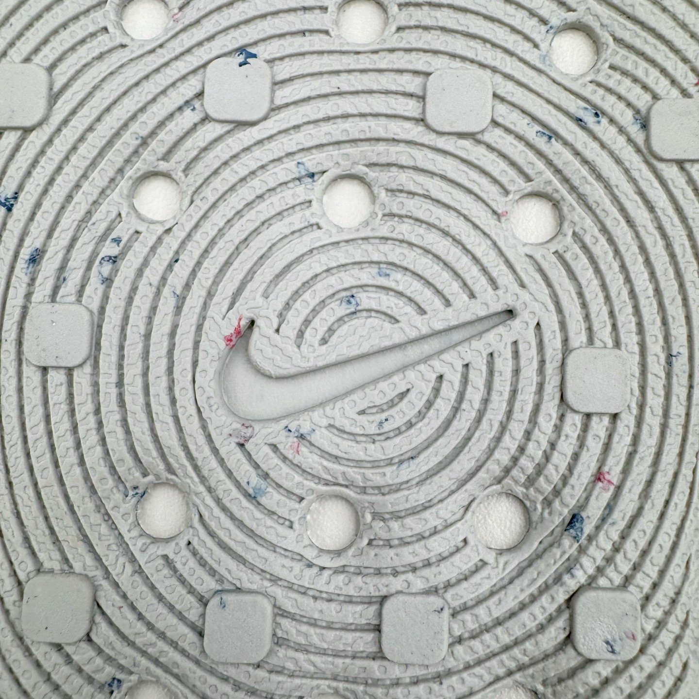 图片[11]-＃DC纯原 NK ReactX Rejuven8 简约舒适百搭洞洞鞋 HV5060-100 重金购入原鞋及原档案磨具生产指令开发 唯一正确组合大底 组合侧面Logo 鞋头不过分上翘 后跟Logo 凹凸明显 轮廓分明 LOGO内侧钢印清晰工整 原厂磨具全鞋无多余毛边 同源公司EVA粒子环保塑料 原厂指令配方 无任何异味 弹性卡色均保持原鞋一致 匠心打造 鞋口弧度大小 鞋面色泽质感同步原鞋 LOGO内侧钢印清晰工整 从名字就能看出，这款鞋搭载了React X缓震科技，保证了舒适的脚感和轻盈的穿着体验。设计上，这双鞋采用了近几年非常流行的洞洞鞋风格，但特别之处在于加入了波浪纹路细节，让整个鞋型看起来更有立体感，视觉上也增添了几分现代感。尺码：36 36.5 37.5 38 38.5 39 40 40.5 41 42 42.5 43 44 44.5 45 46-选品中心